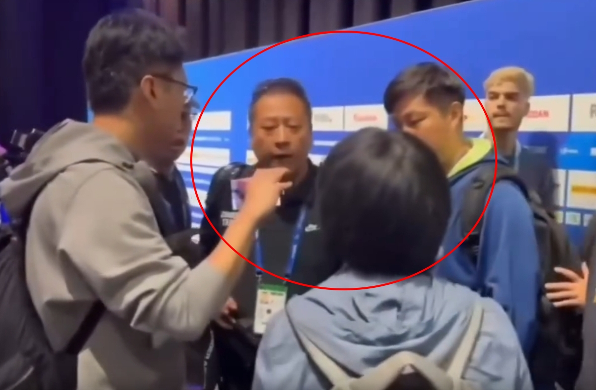 記者莊順發、蔡晴景阻擋鬧場的中國男女。（翻攝畫面）