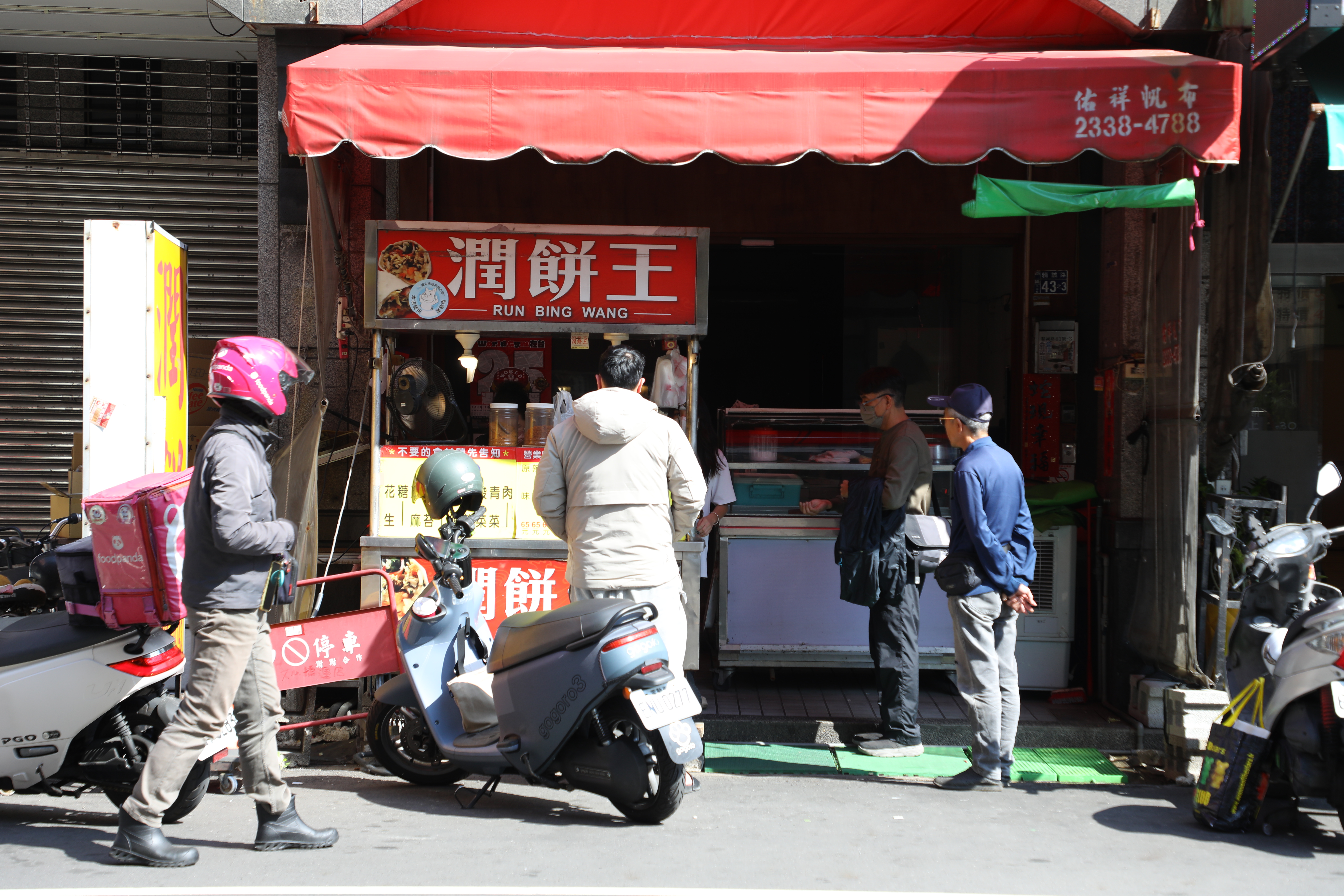 位於西區精誠路上的「潤餅王」，號稱是全台尺寸最大的巨無霸潤餅，大胃王也吃得飽。
