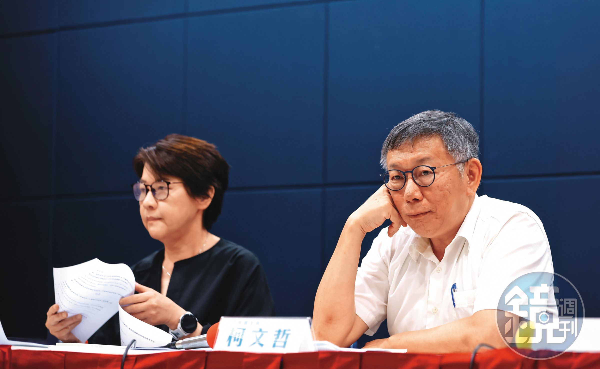 柯文哲（右）假帳案引發國民黨提前為藍白合布局，也意外牽動藍黨魁選舉。