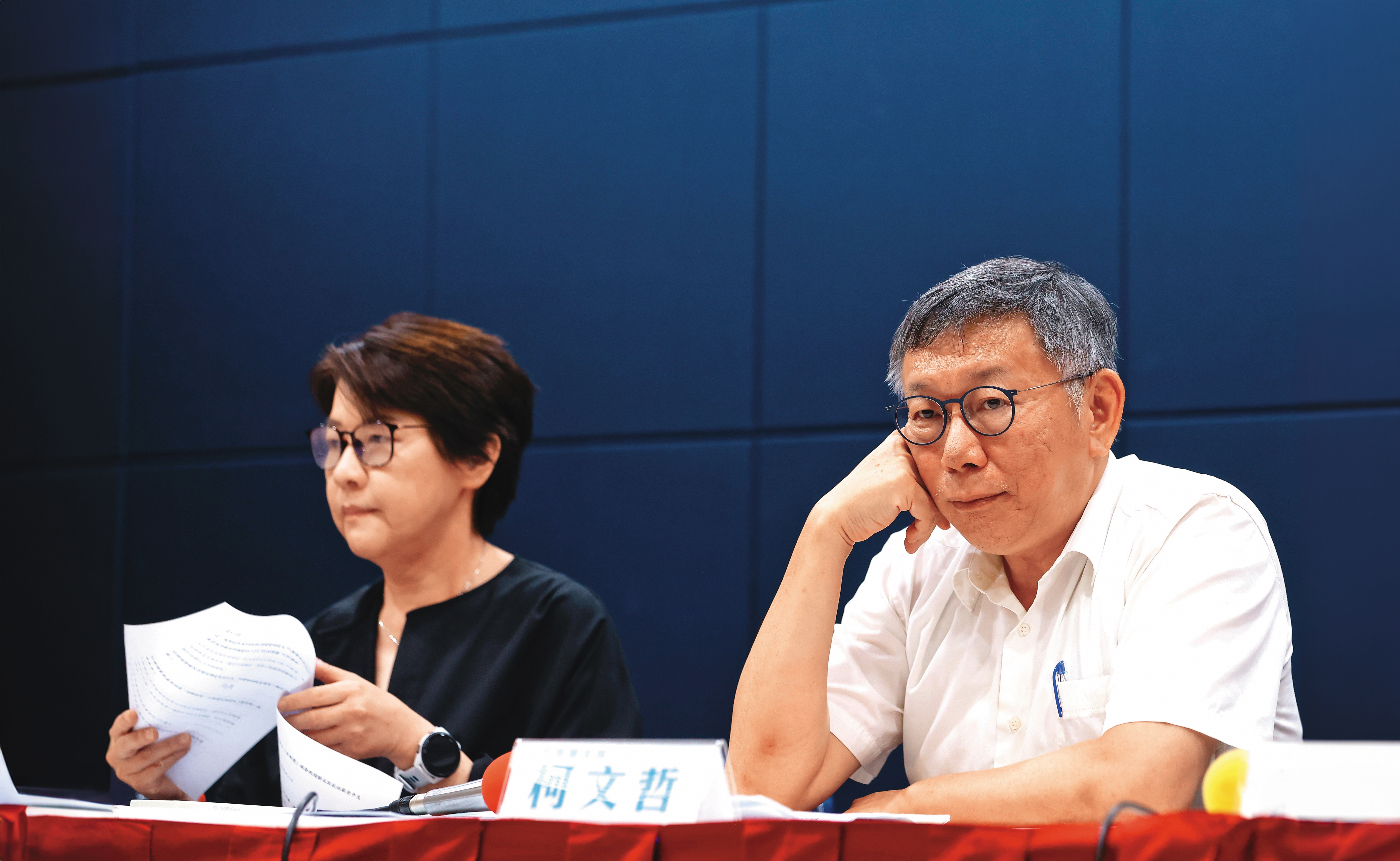 柯文哲(右)假帳案引發國民黨提前為藍白合布局,也意外牽動藍黨魁選舉。