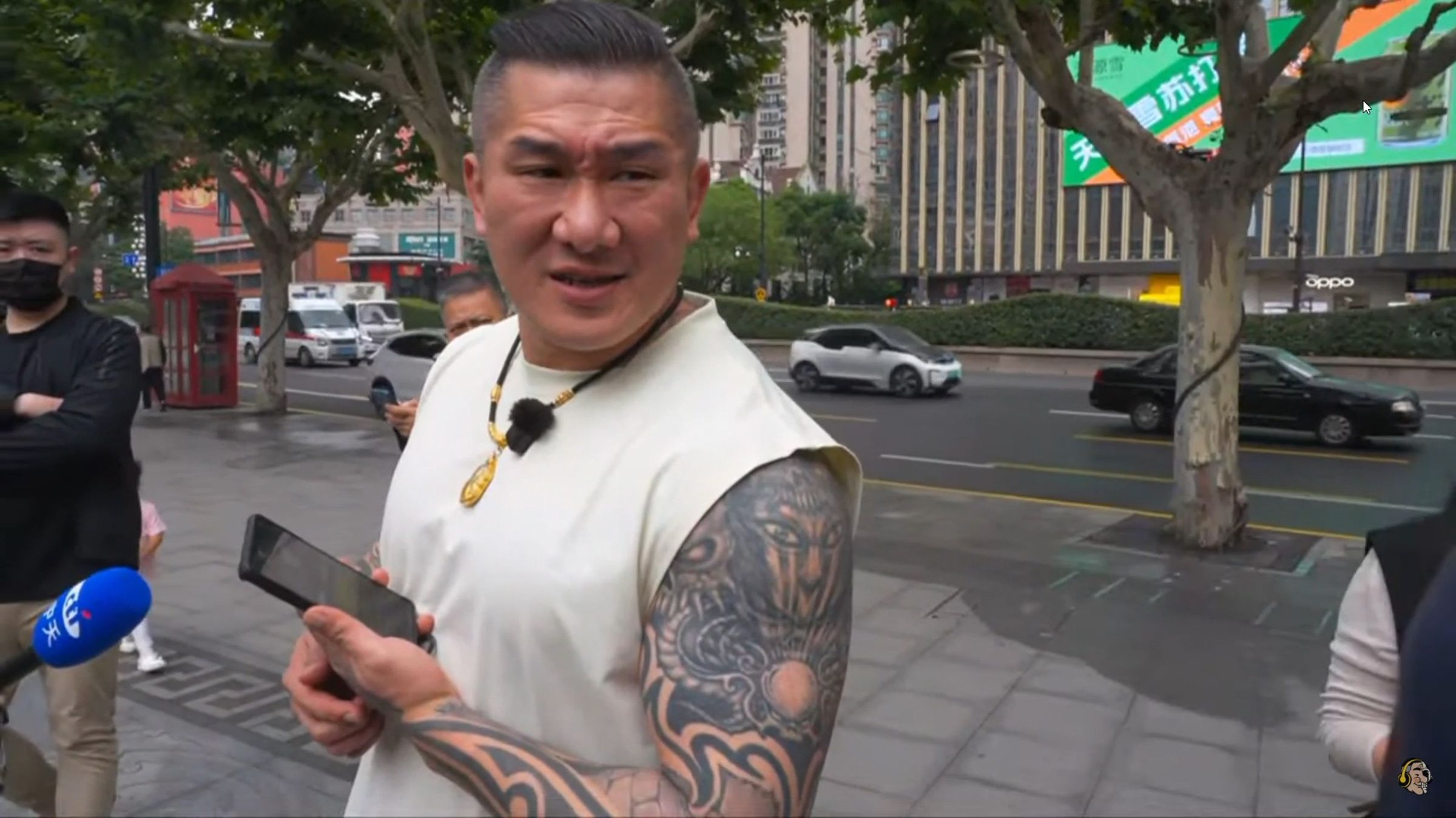 今上午中國人突襲問「你哪國人?」,館長愣住嘆氣。(翻攝自YouTube@館長惡名昭彰)