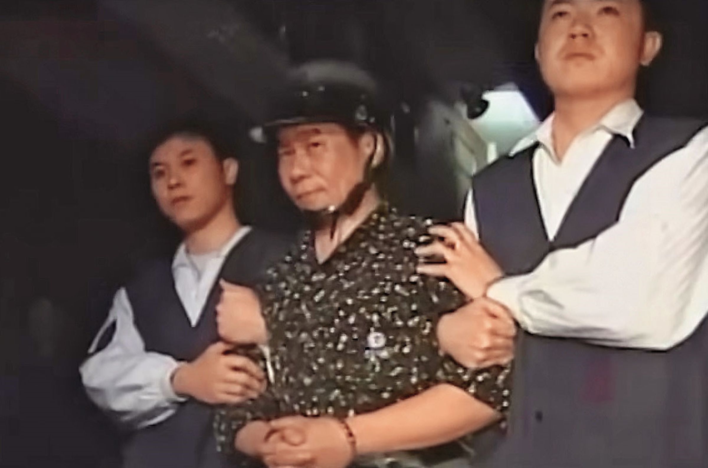 毒蟲鍾德樹(中)縱火燒死3人,最後遭判死刑定讞、槍決伏法。(翻攝東森新聞)