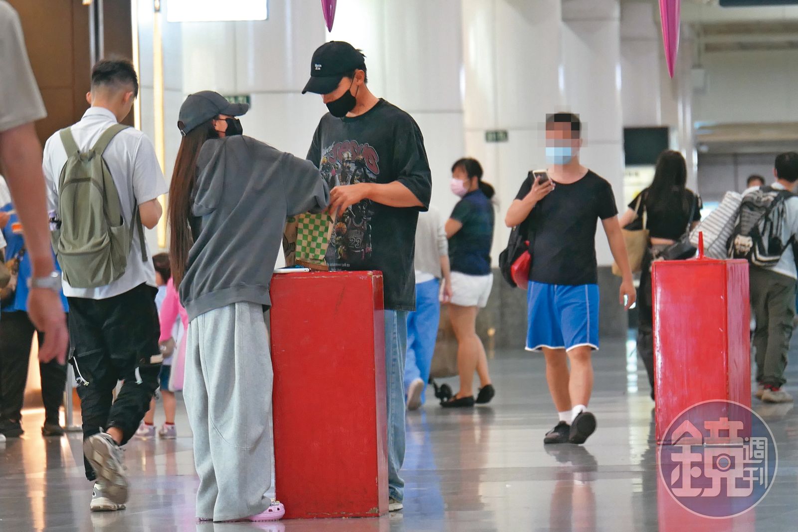 兩人就在大庭廣眾之下自在約會，一點也沒有緊張或扭捏