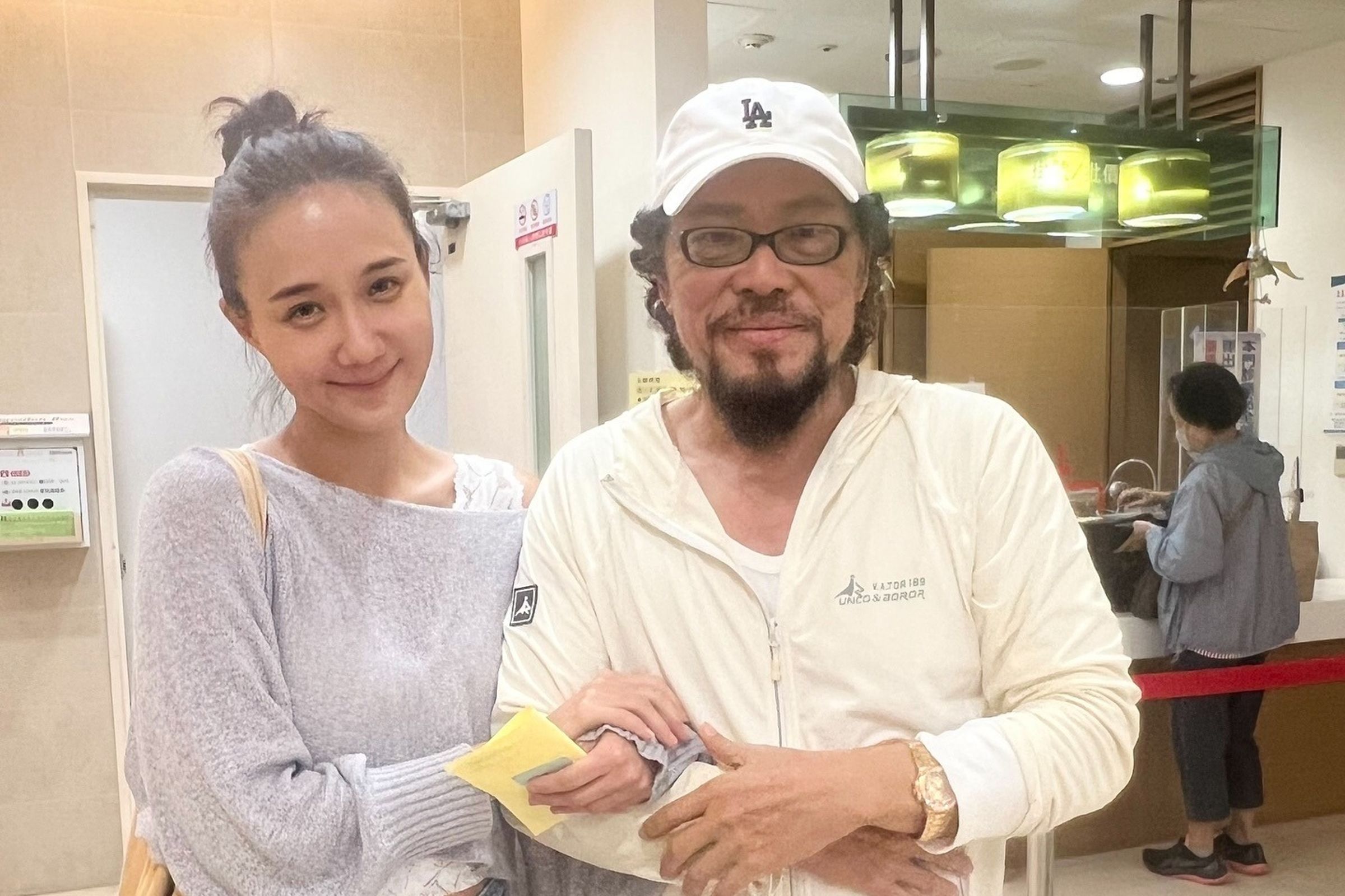 何妤玟巧遇張菲。(翻攝自何妤玟臉書)
