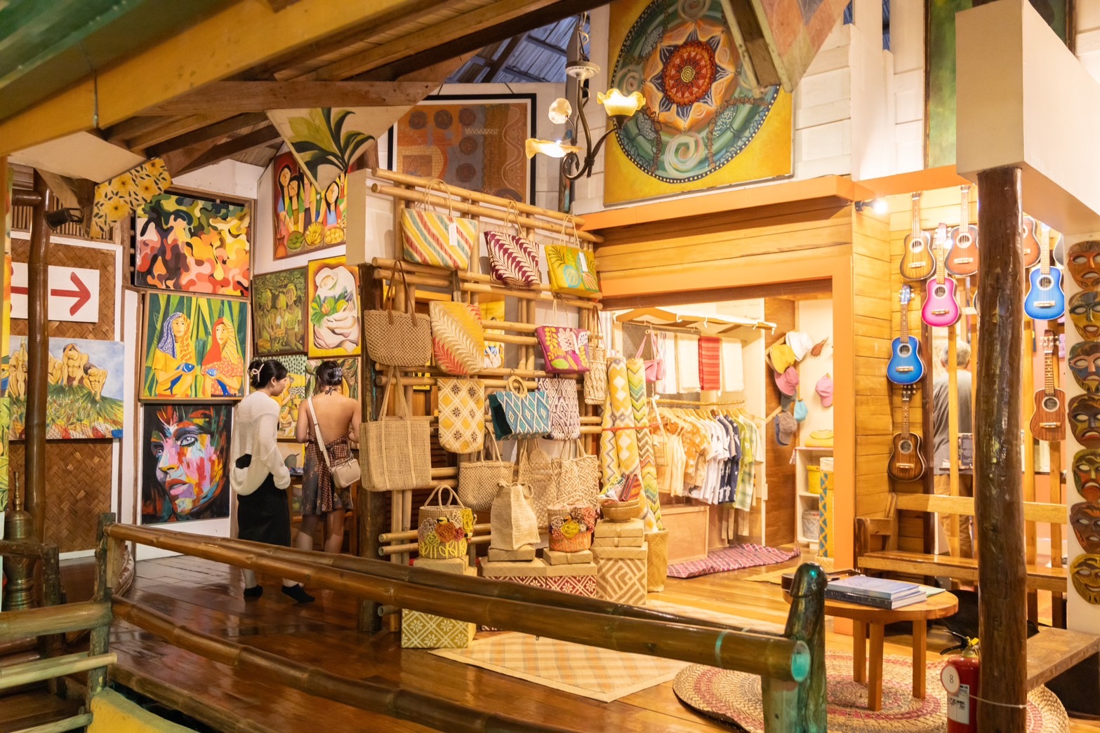餐廳內的小賣店販售了許多編織手工藝品。