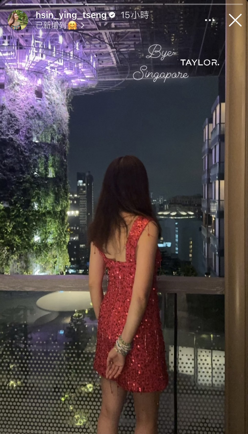 妞妞穿桃紅色亮片洋裝,手上戴了很多「友誼手鍊」。(翻攝曾馨瑩IG)
