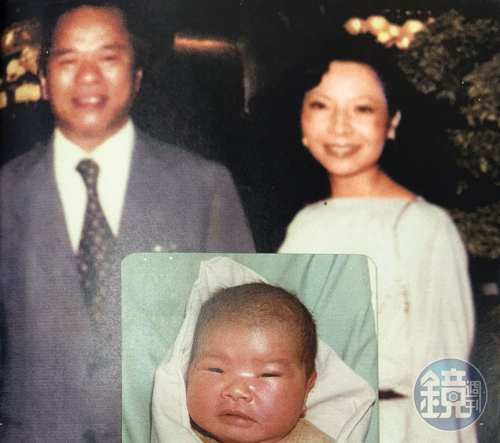 陳麗如(右)提出與吳火獅(左)四十多年前的合影,以及陳子婷1984年出生時的照片,證明女兒是吳家血緣。(讀者提供)