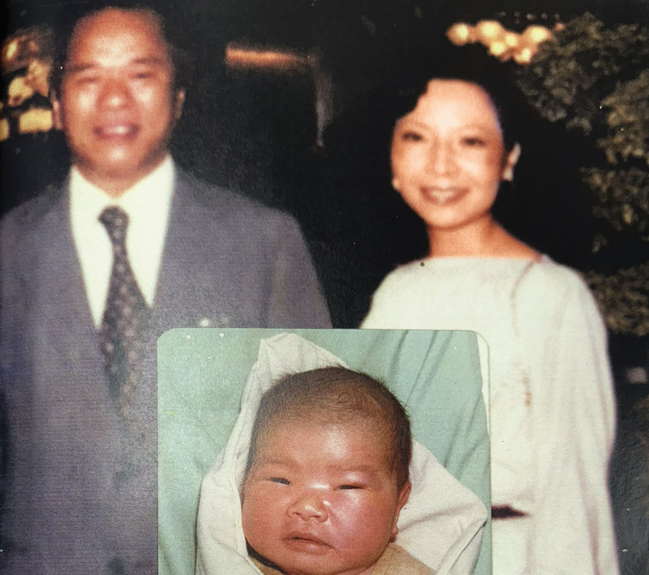 陳麗如（右）提出與吳火獅（左）四十多年前的合影，以及陳子婷1984年出生時的照片，證明女兒是吳家血緣。（讀者提供）