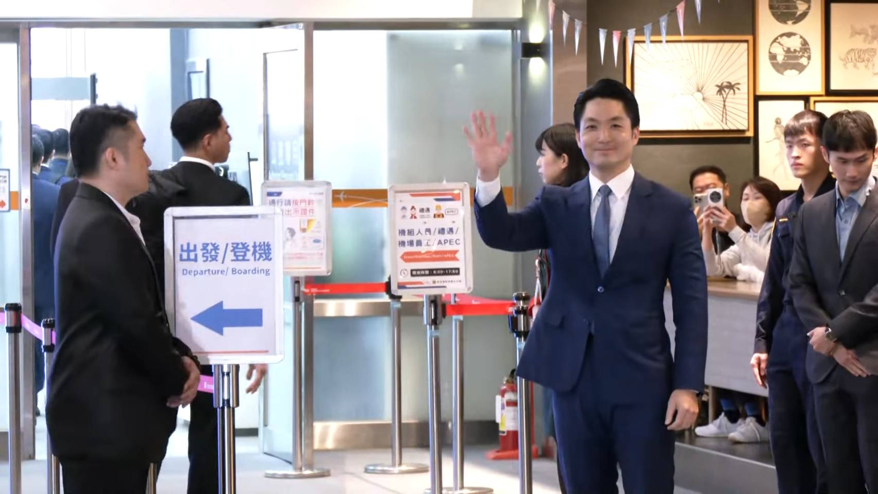 蔣萬安今搭機飛往上海參加雙城論壇。（鏡新聞）