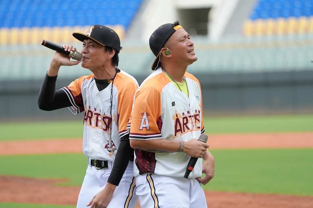 藝人黃鐙輝、阿Ben在明星棒球隊比賽日唱歌。(民視提供)