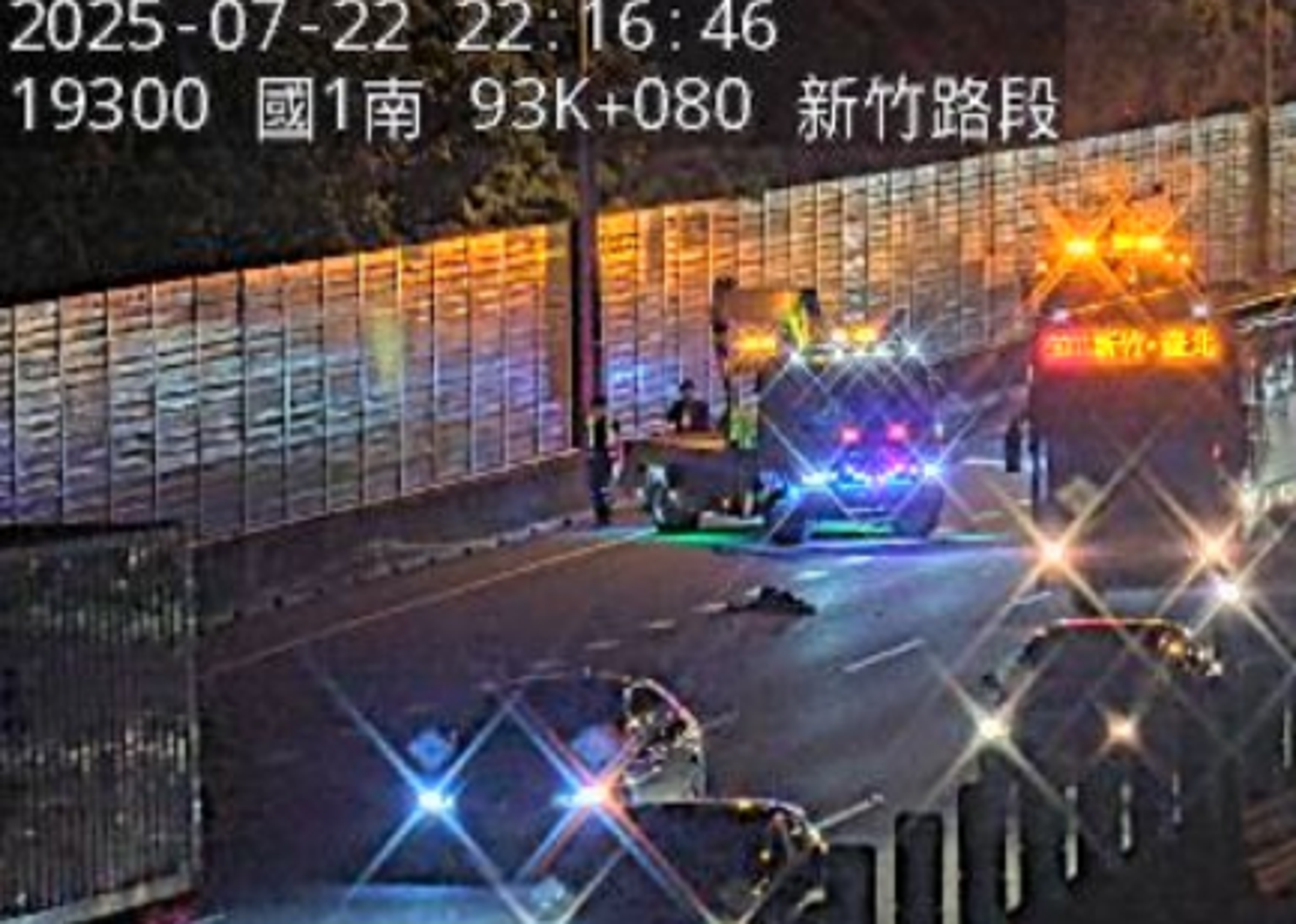 國1北上今晚發生死亡車禍。(翻攝畫面)
