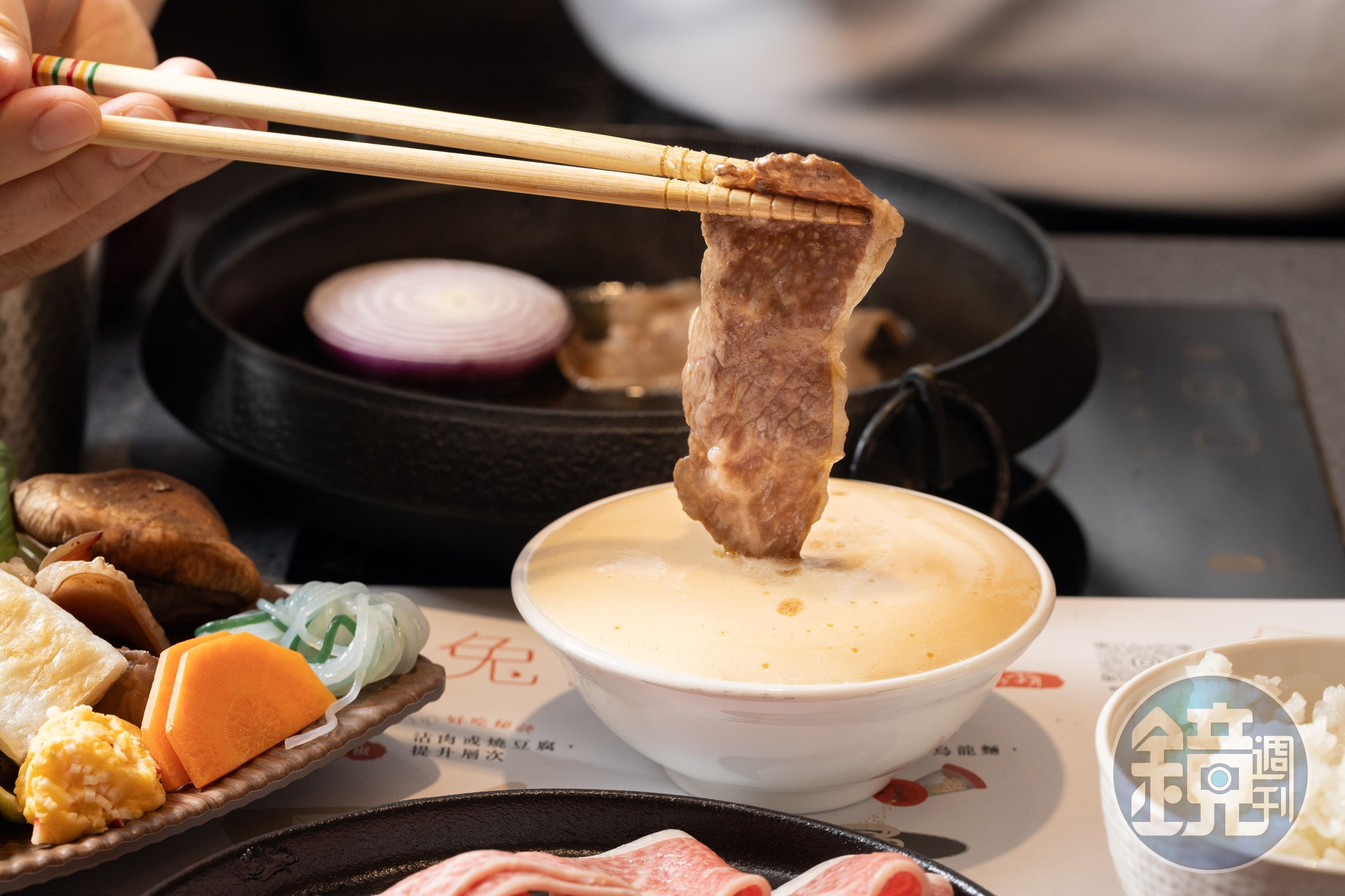 主打個人壽喜燒的「玉兔壽喜燒專門店」,以靈芝蛋慕斯取代傳統蛋液,成為店內一大特色招牌。