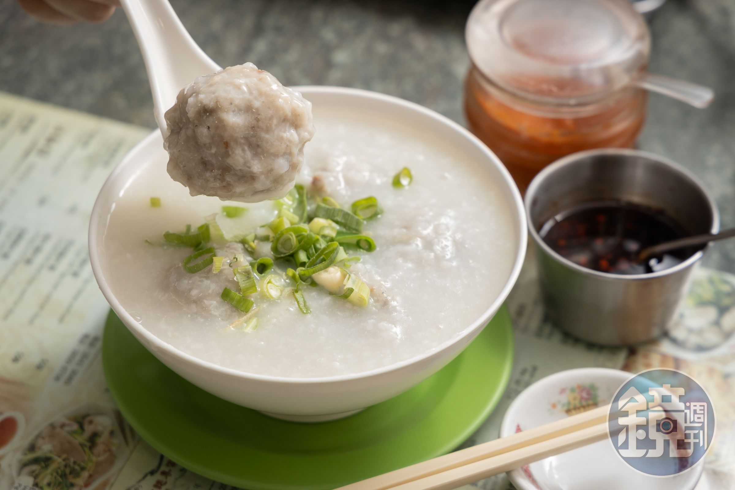 「鯪魚球粥」粥底綿滑,超大顆魚球咬下去軟Q彈牙,肉質鮮甜香滑。(港幣42元/份)