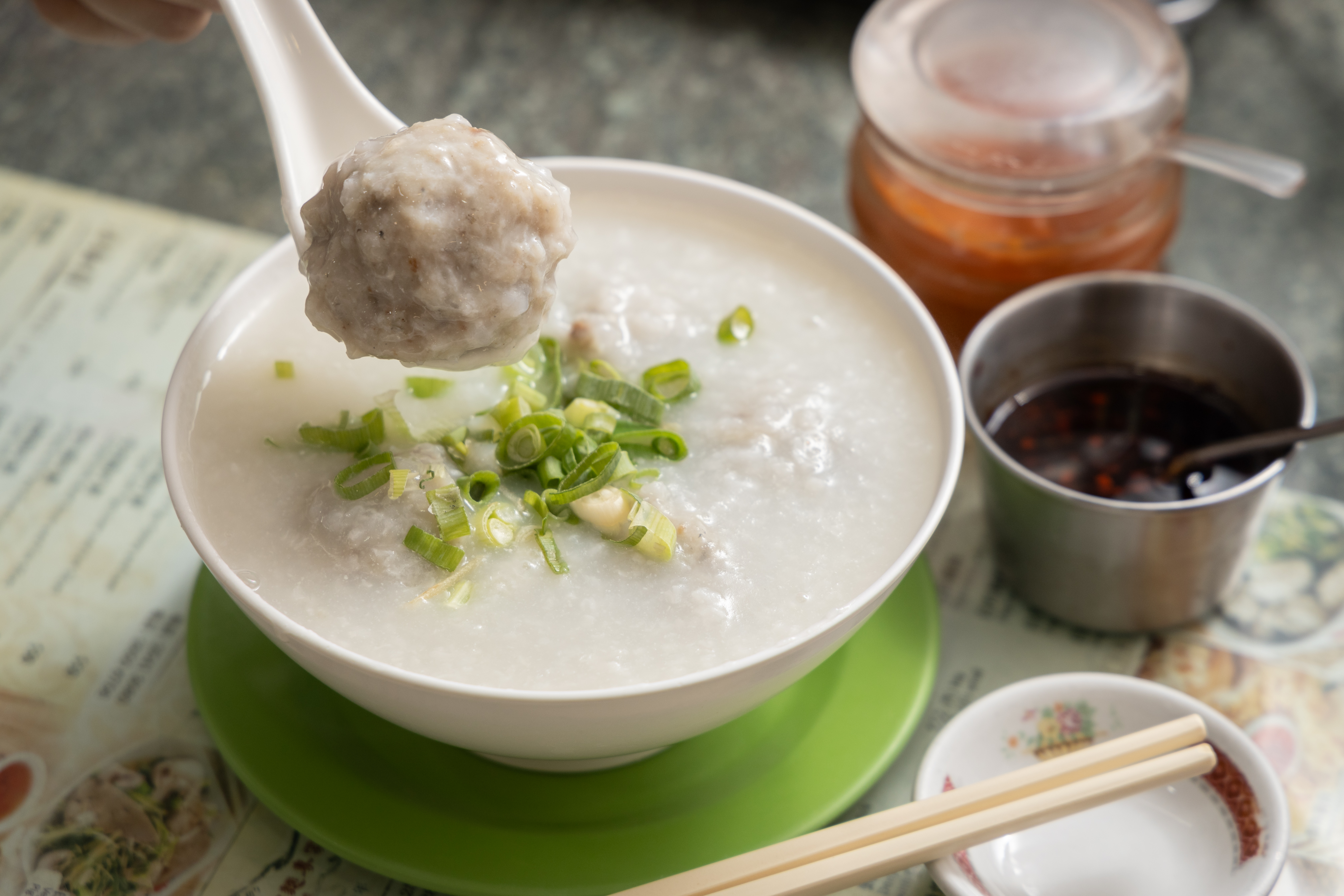 「鯪魚球粥」粥底綿滑，超大顆魚球咬下去軟Q彈牙，肉質鮮甜香滑。（港幣42元／份）