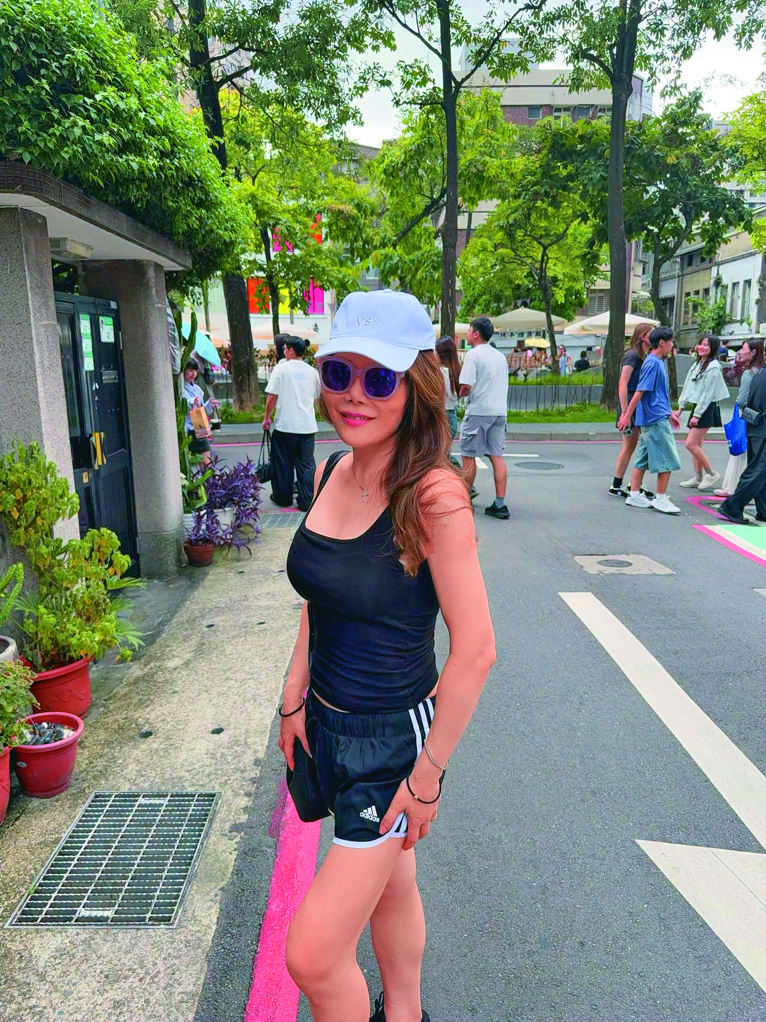 張雅琴私下都是辣妹打扮,常常露出嫩白的美腿,臉上的大墨鏡也是標配。(翻攝自張雅琴臉書)