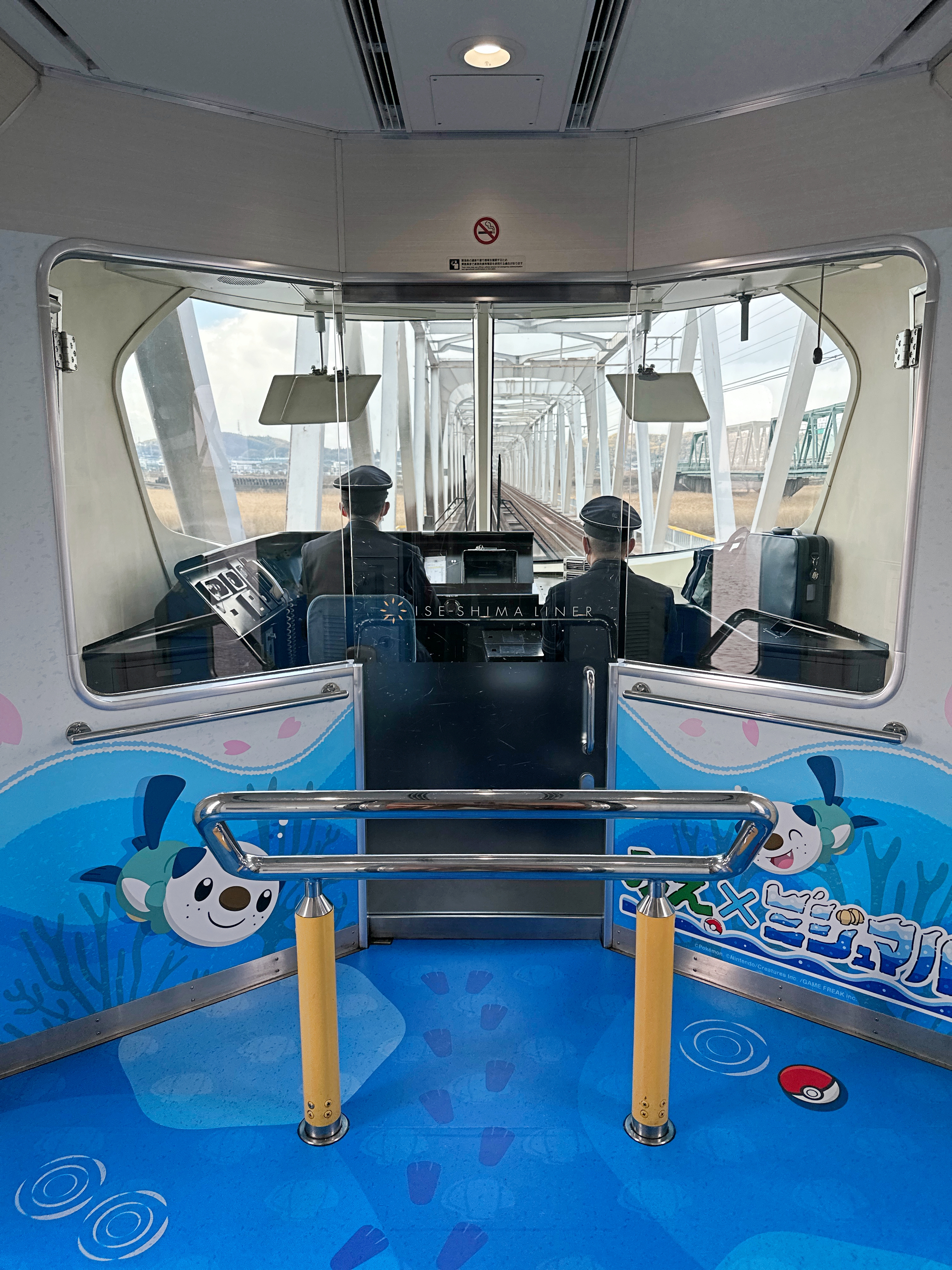 列車長室特別設置了景觀台，讓遊客可以從不同視角欣賞美景。