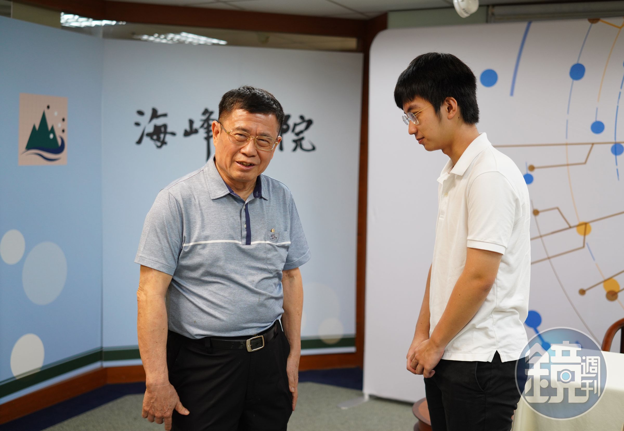 海峰棋院董事長、矽品前董事長林文伯（左）與許皓鋐（右）。