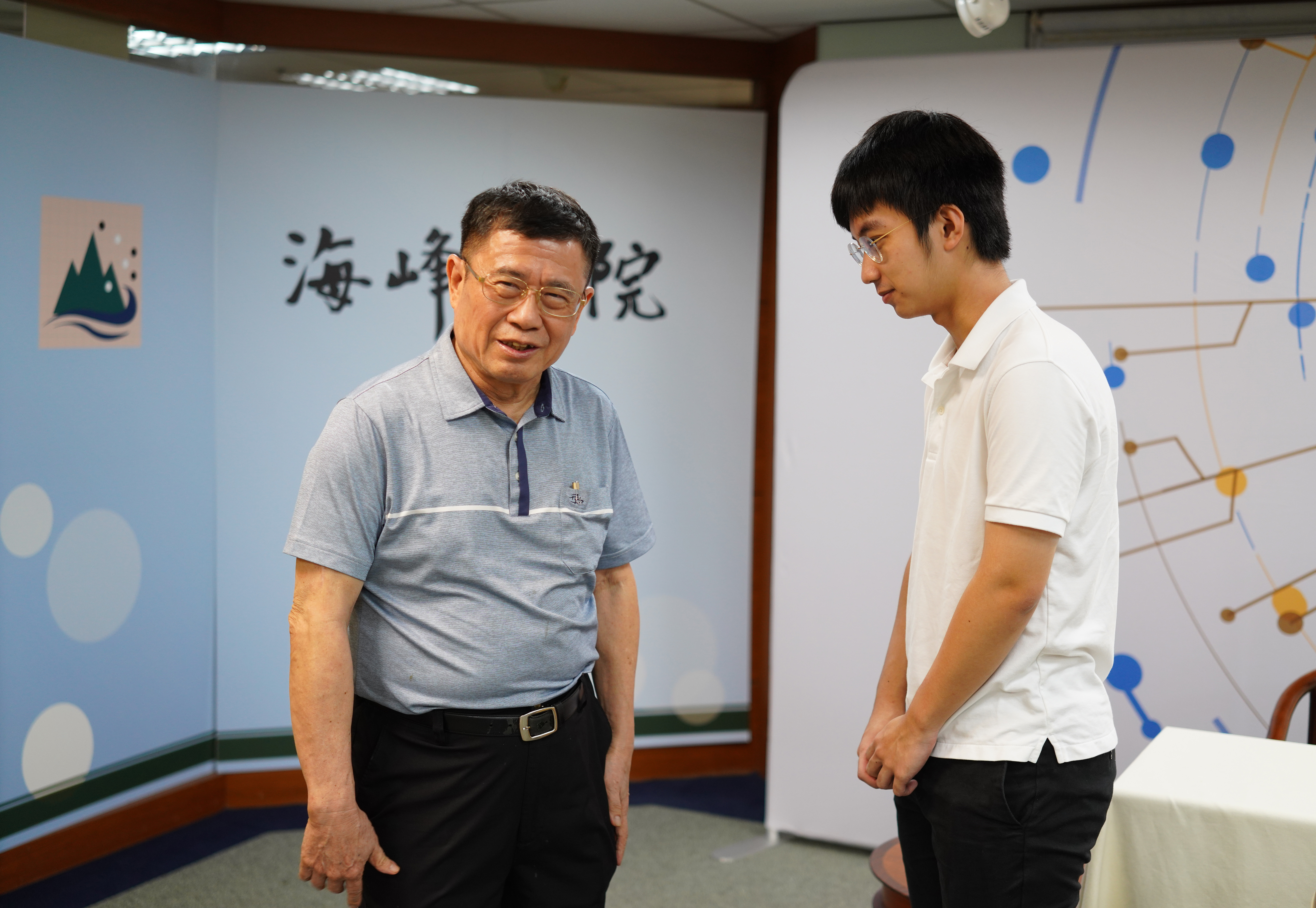 海峰棋院董事長、矽品前董事長林文伯(左)與許皓鋐(右)。