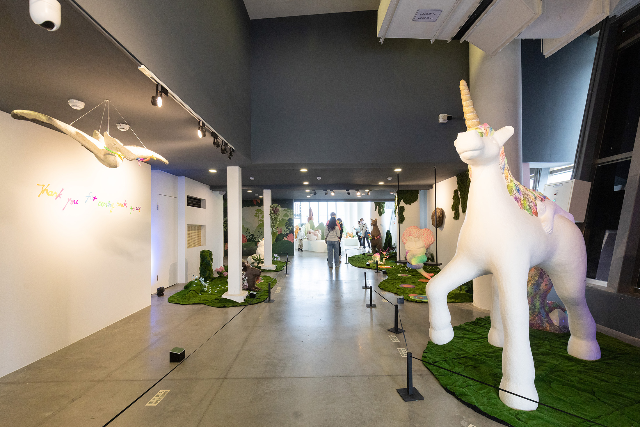 展場入口處的《帶你去自由的國度—以射手座之名》(右)與《送子鳥》(左),是蔡潔莘用不同形式展現思念的作品。