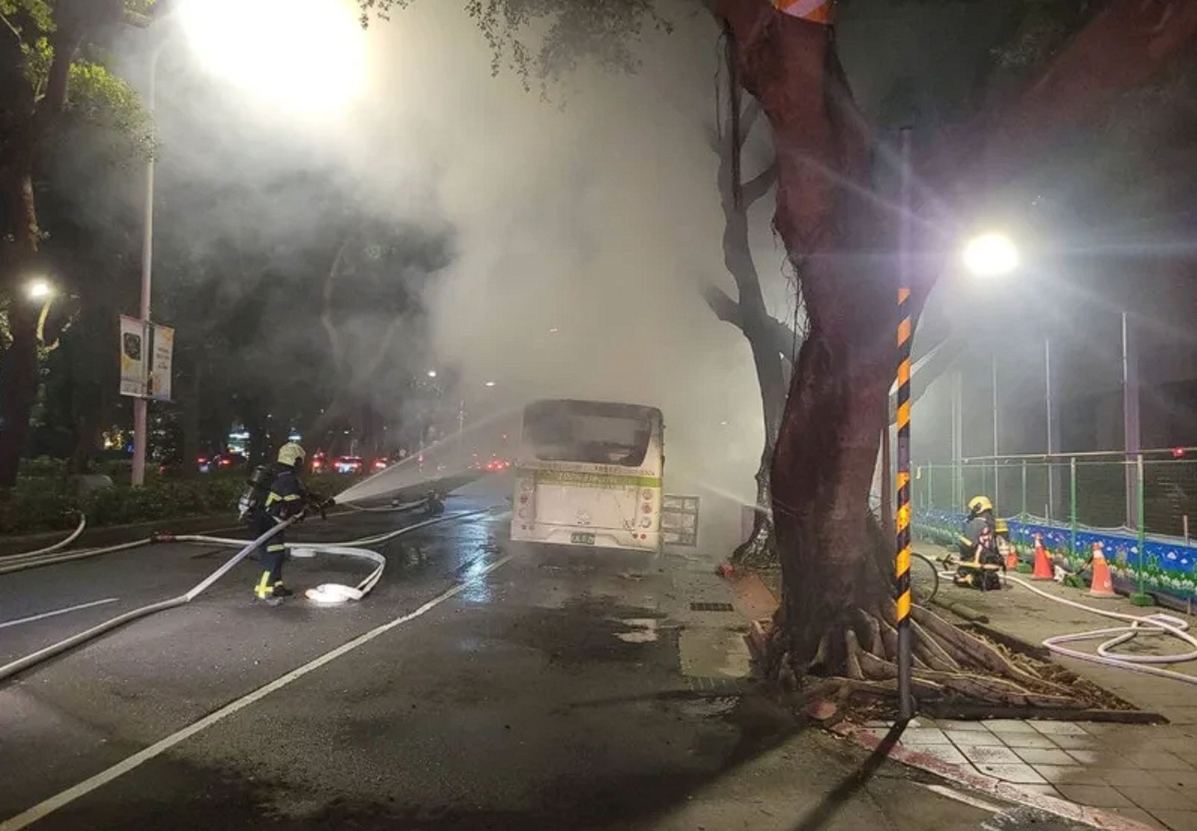 台北市大都會客運262路線電動公車16日晚間發生火燒車意外，警消獲報後趕抵現場搶救。（翻攝畫面）