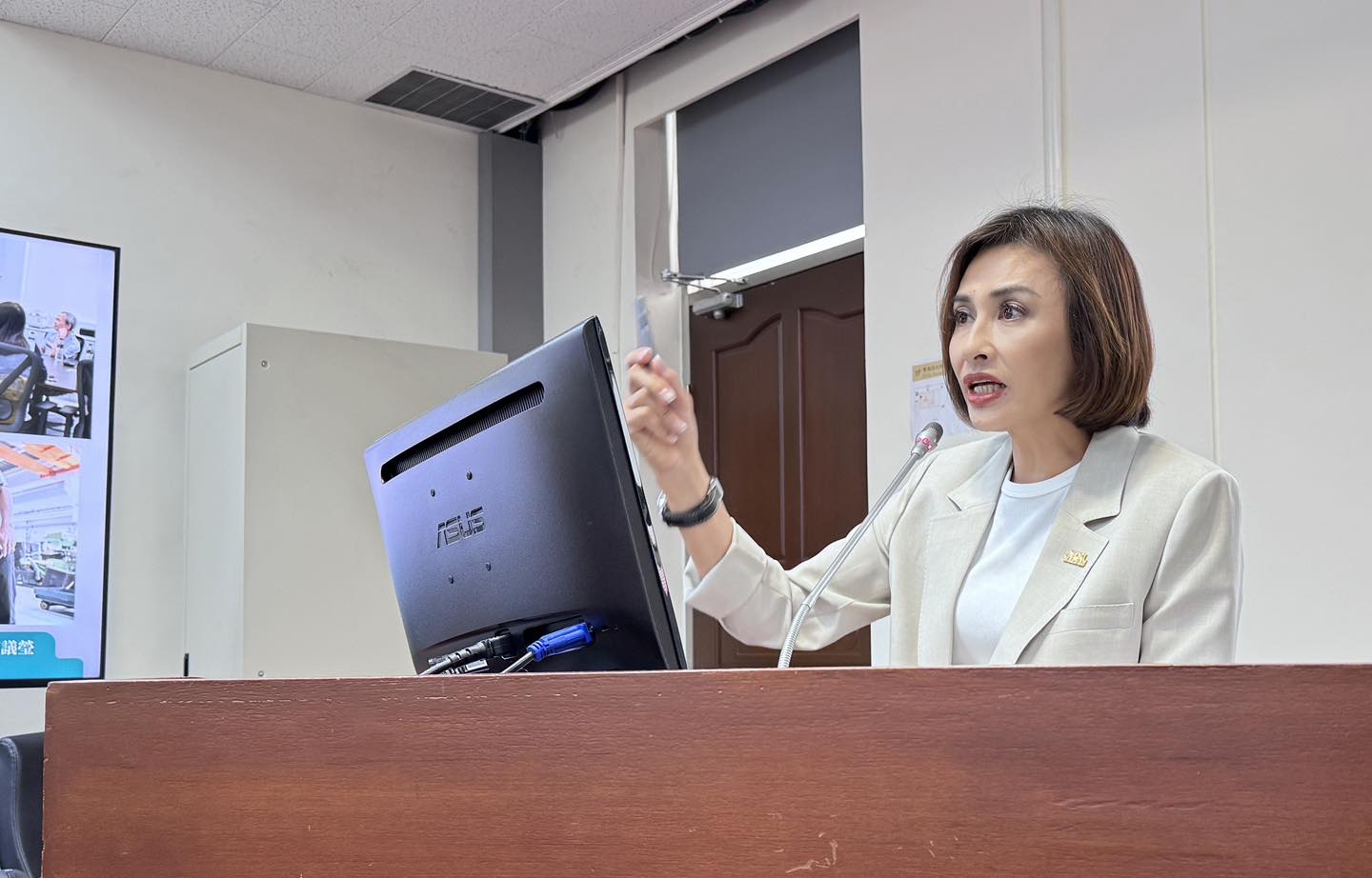 網傳邱議瑩深偽影片，邱議瑩表示已向警方報案並向數發部檢舉，強調將依法追究到底，絕不寬貸。（取自登真-邱議瑩臉書）