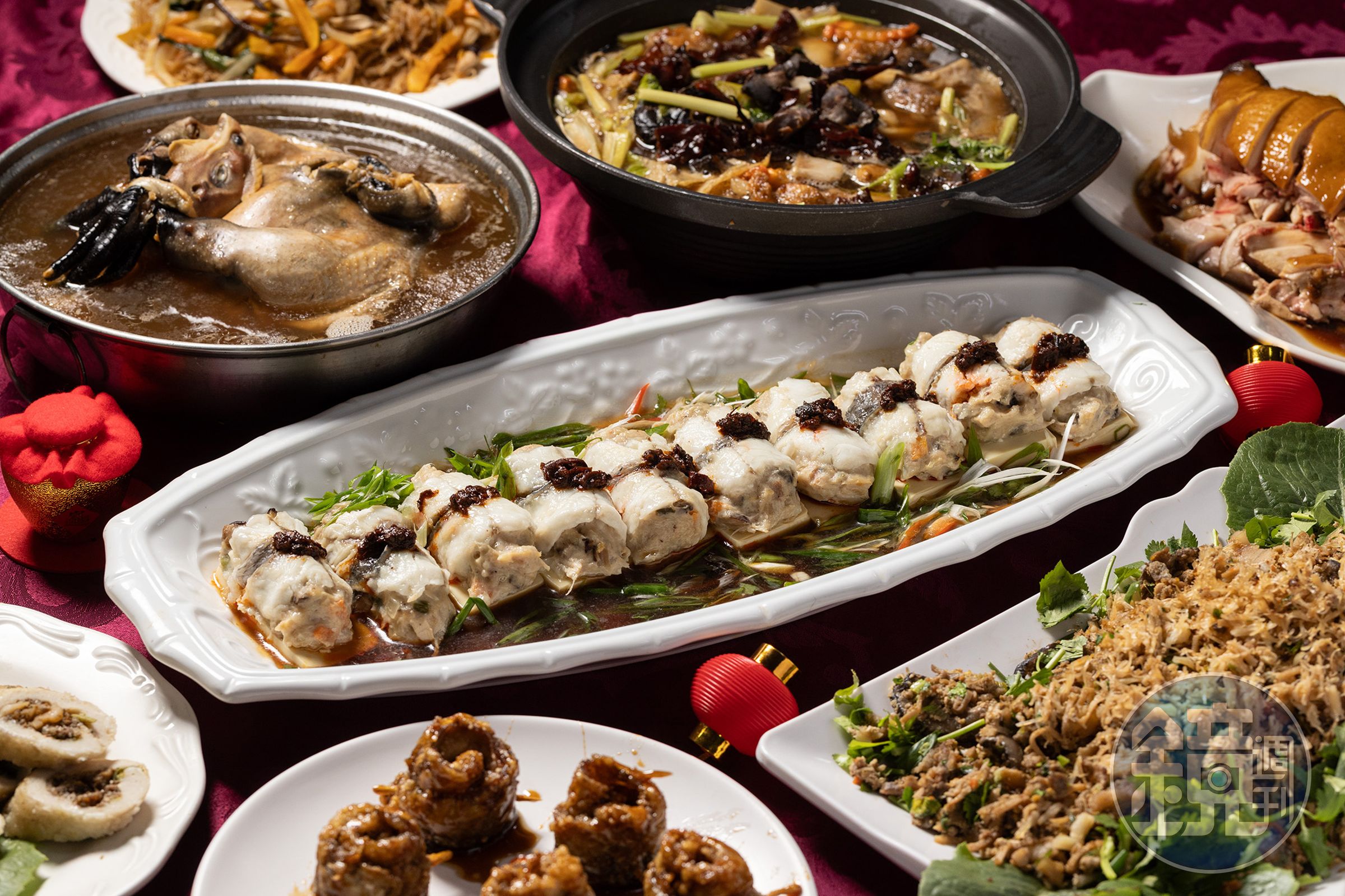 從布袋雞、鱸魚卷到魷魚螺肉蒜，「明津飲食店」的招牌菜不只講究手路與火候，更傳承與延續嘉義酒家菜的飲食記憶。