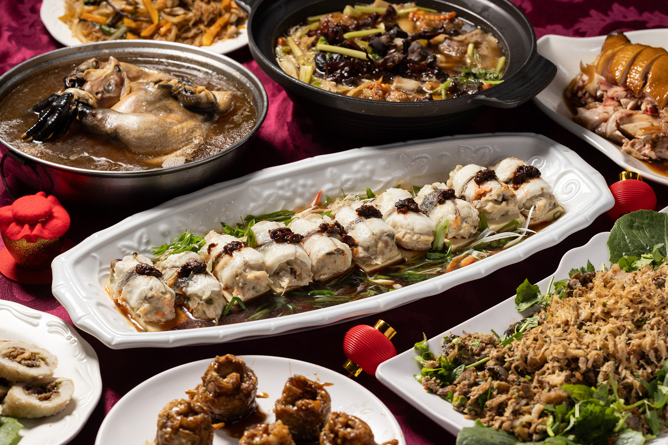 從布袋雞、鱸魚卷到魷魚螺肉蒜，「明津飲食店」的招牌菜不只講究手路與火候，更傳承與延續嘉義酒家菜的飲食記憶。