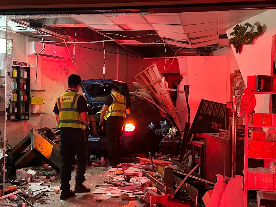 台中凌晨一輛駕車衝入民宅，包含駕駛共造成1死2傷。（翻攝畫面）