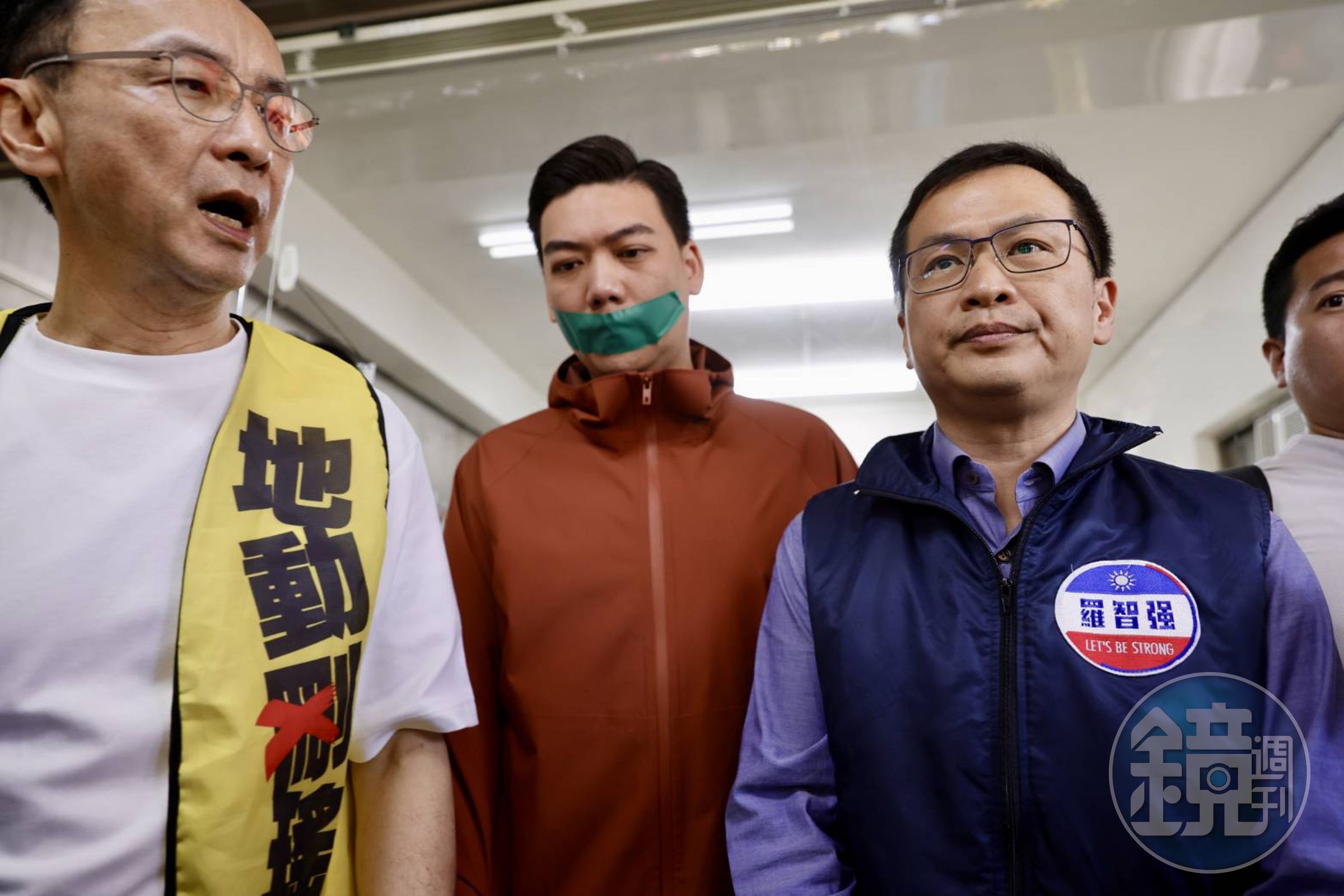 國民黨立委羅智強(右)今(16日)宣布要告簡舒培,總刑期10年起跳。
