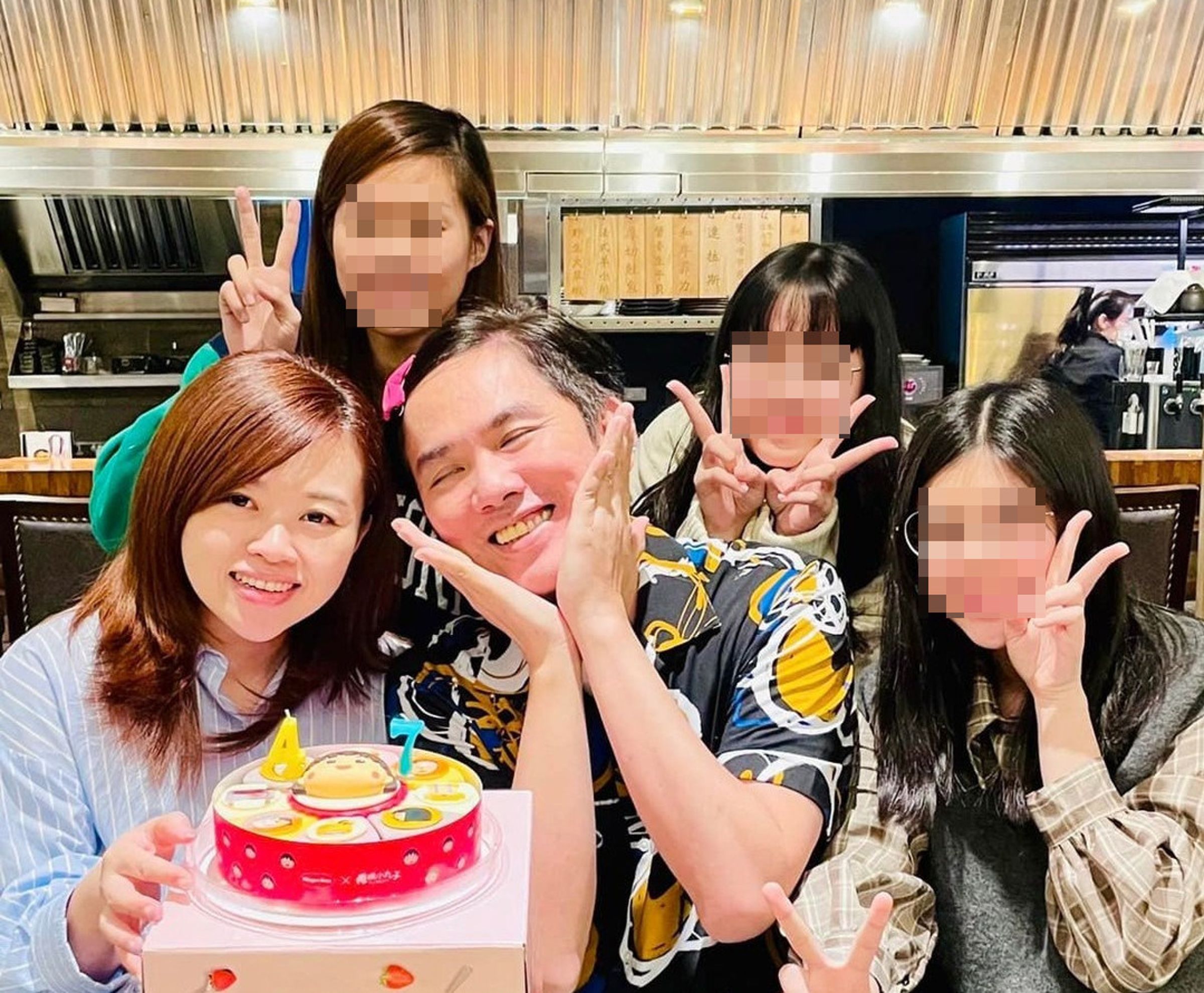 2022年,蔡桑(前排中)生日時蔡依儒(前排左)曾為他舉辦生日趴體。(翻攝自蔡亦竹IG)