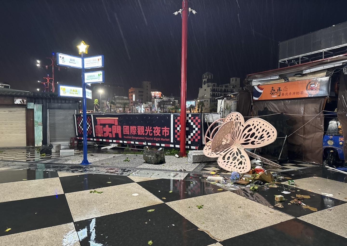 花蓮東大門夜市遭凱米颱風摧殘滿目瘡痍。（翻攝自臉書花蓮東大門國際觀光夜市）