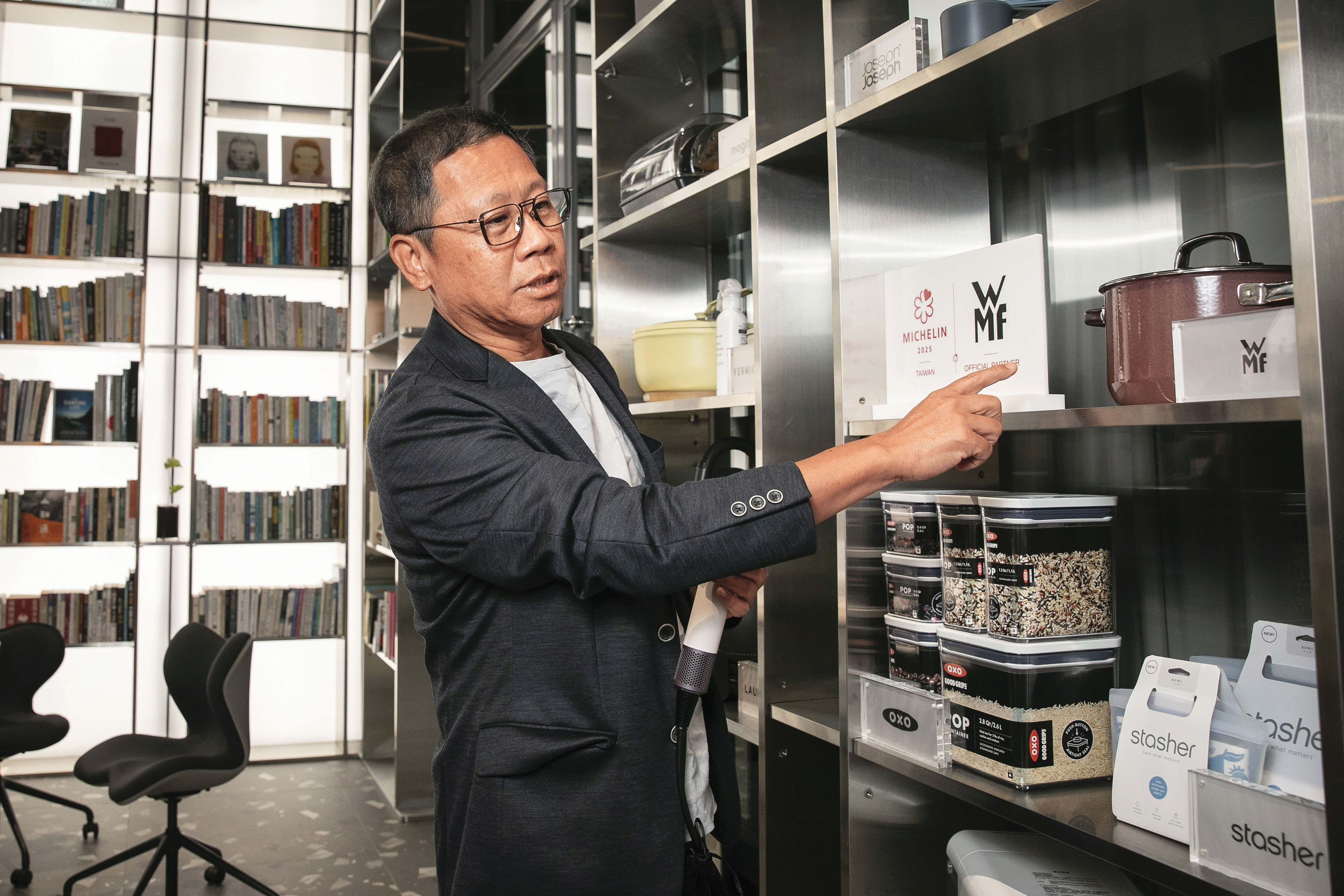 恆隆行董事長陳政鴻熟稔地對本刊介紹自家產品。