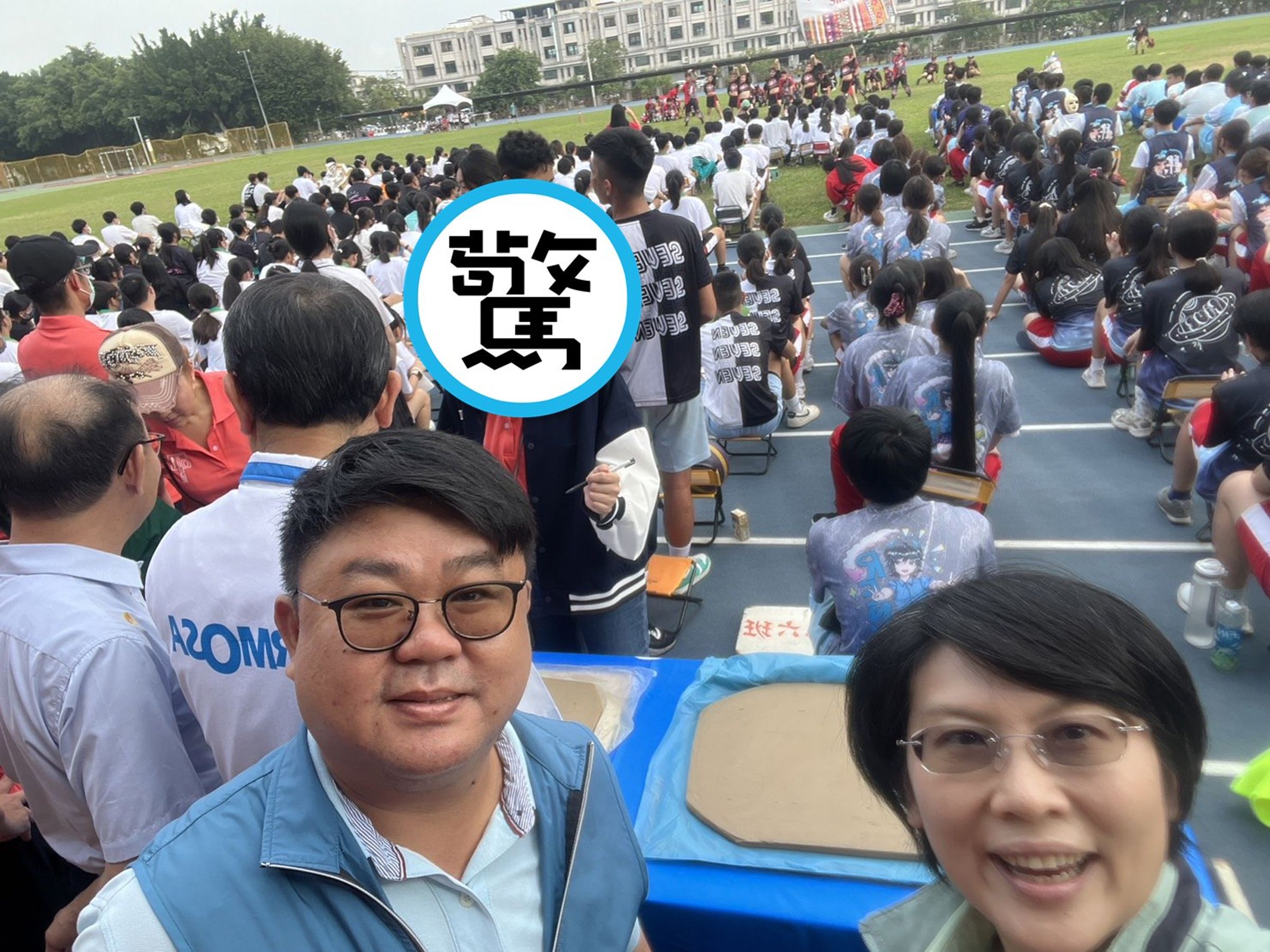 林岱樺與學生自拍,入鏡的女同學意外成焦點。(翻攝林岱樺臉書)