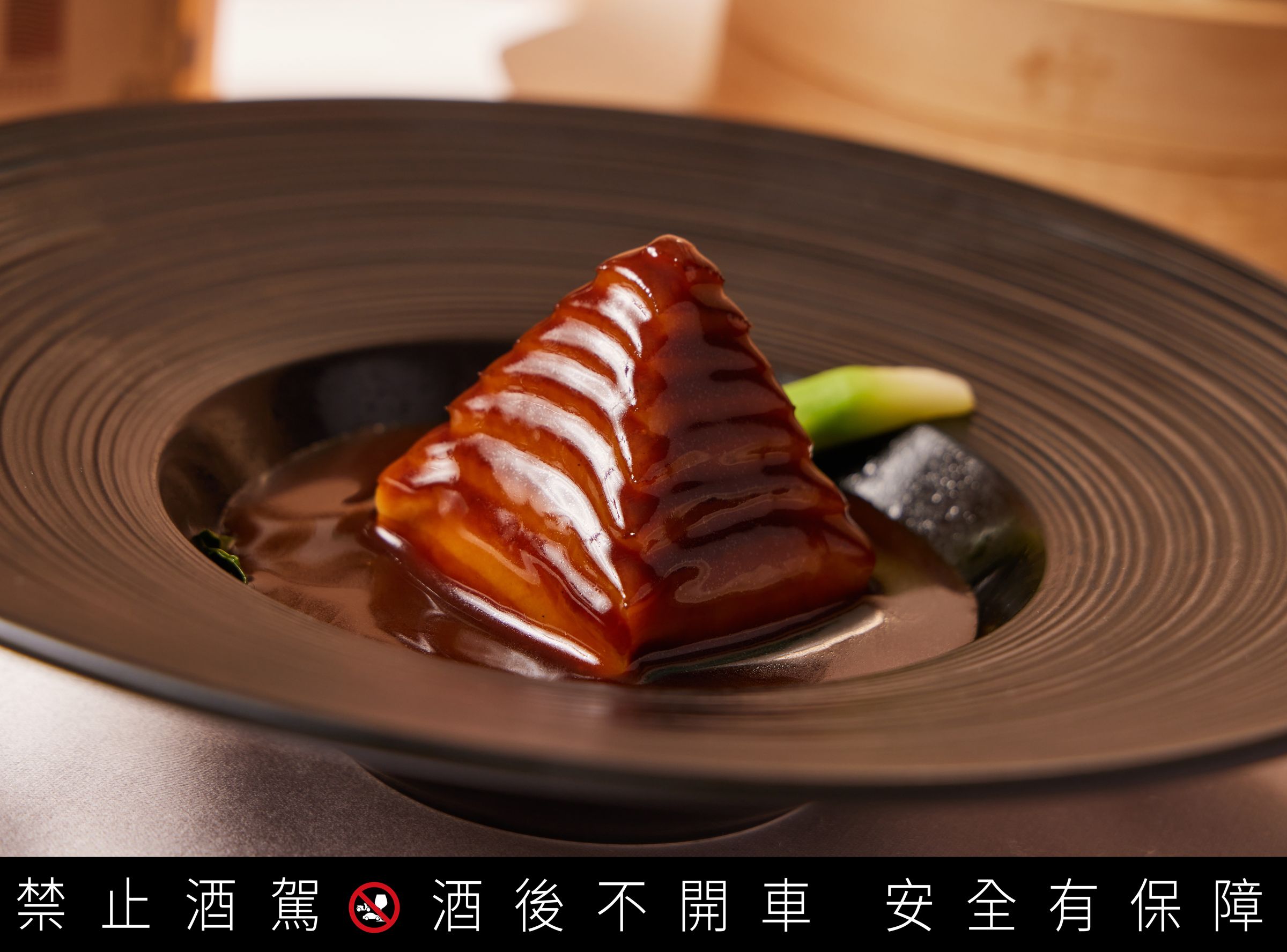 主廚套餐的「金牌千層肉」刀工細緻，佐百富14年加勒比海蘭姆桶，豐富的香氣在口中融合，讓美味升華到更高層次。