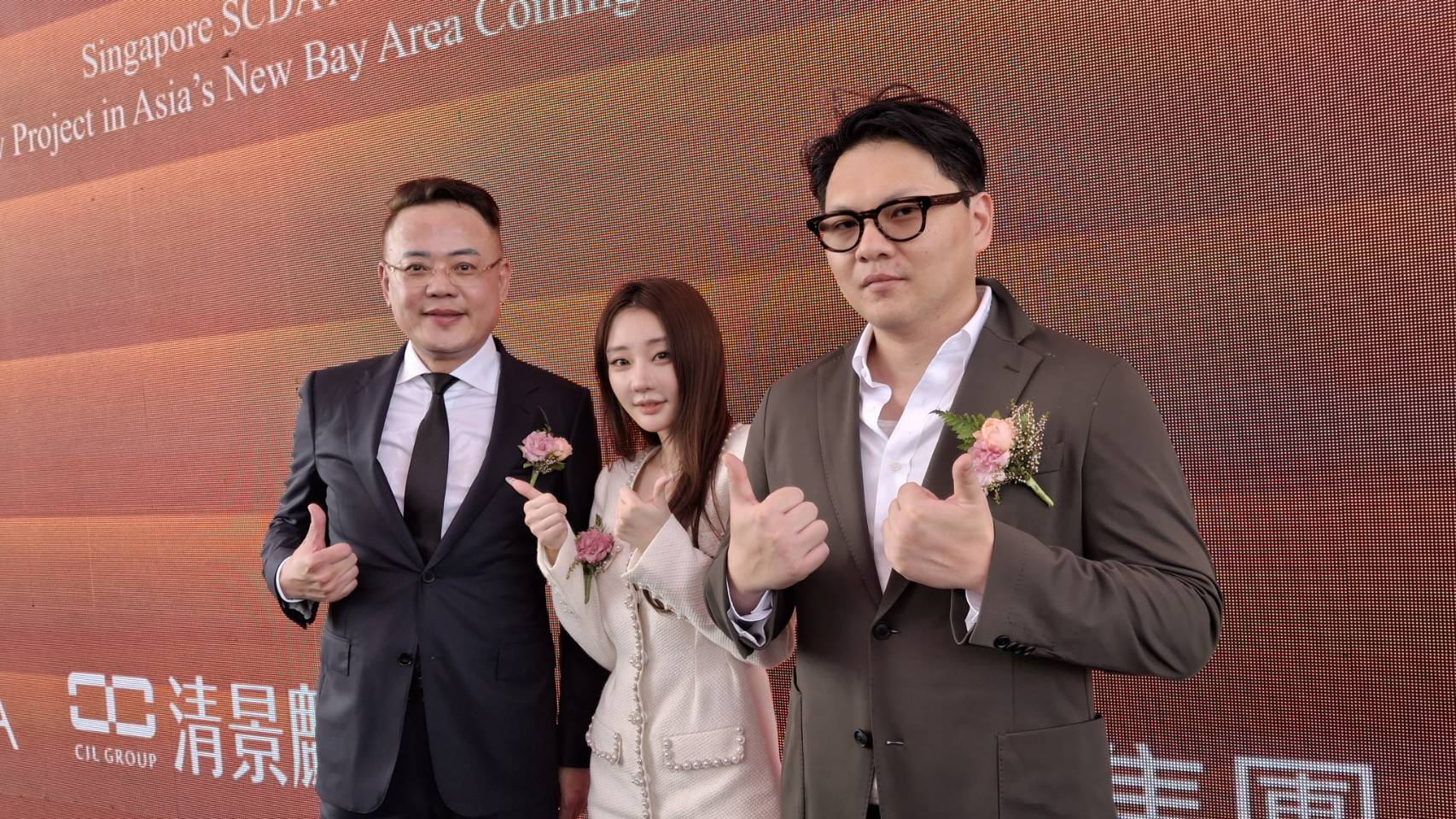 清景麟建築團隊與三地集團推出「AI 慕光城」開發案。圖左至右：清景麟建築團隊創辦人林聰麟、清景麟集團董事長林湘甯、三地集團執行長鍾育霖。