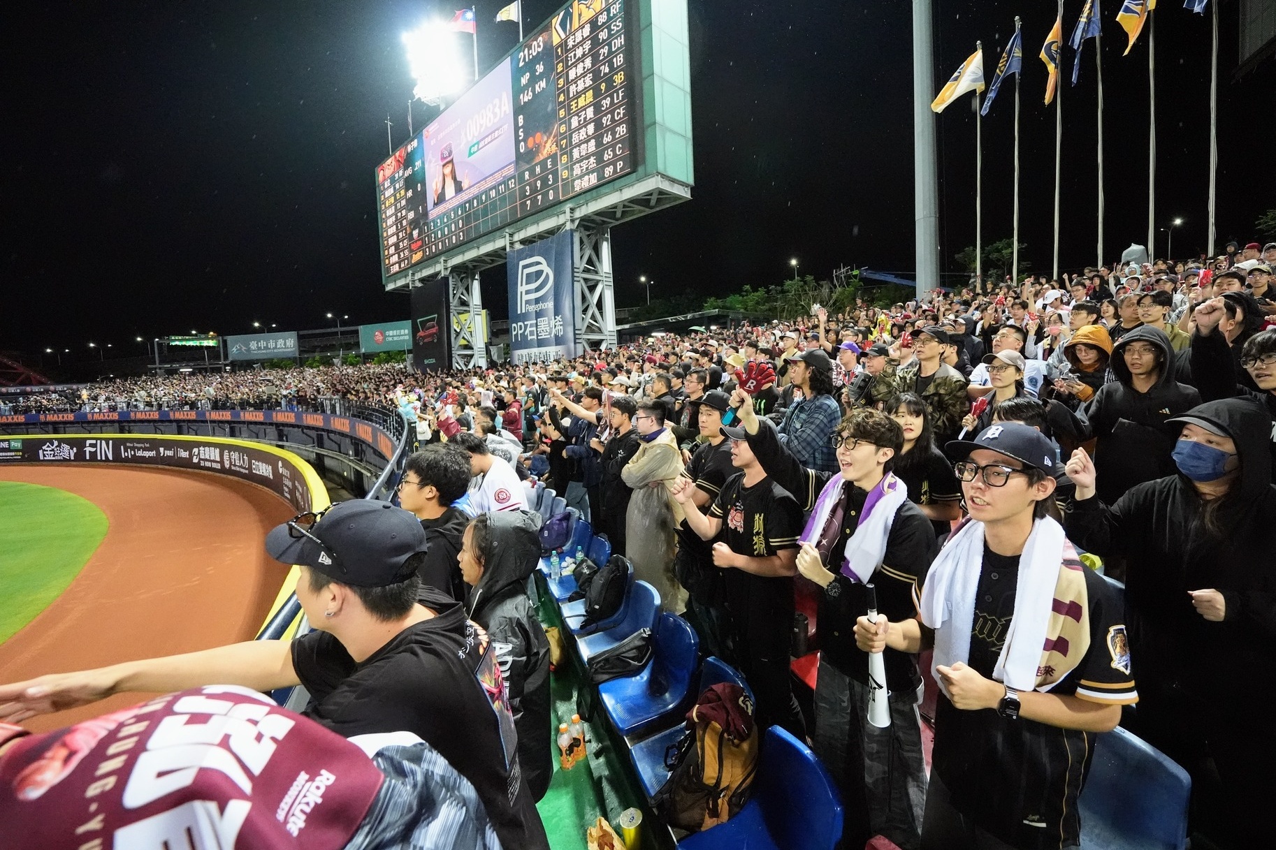 現任中職會長蔡其昌任期至明年3月,如何投資營利、找贊助,將是新任會長的挑戰之一。(翻攝自Rakuten Monkeys臉書)