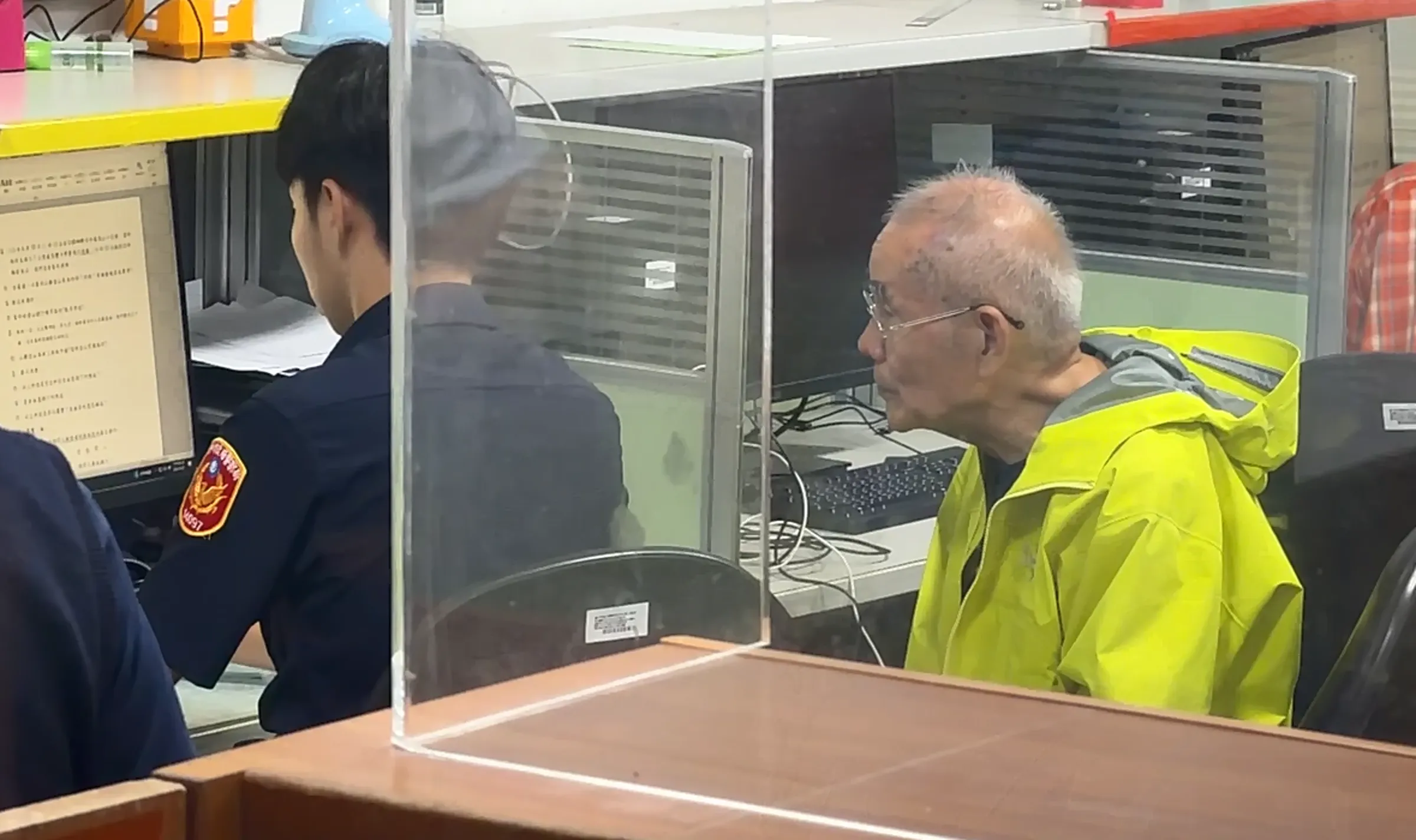登山團成員之一的前交通部長蔡堆，27日晚間到派出所製作筆錄。（鏡報，讀者提供）