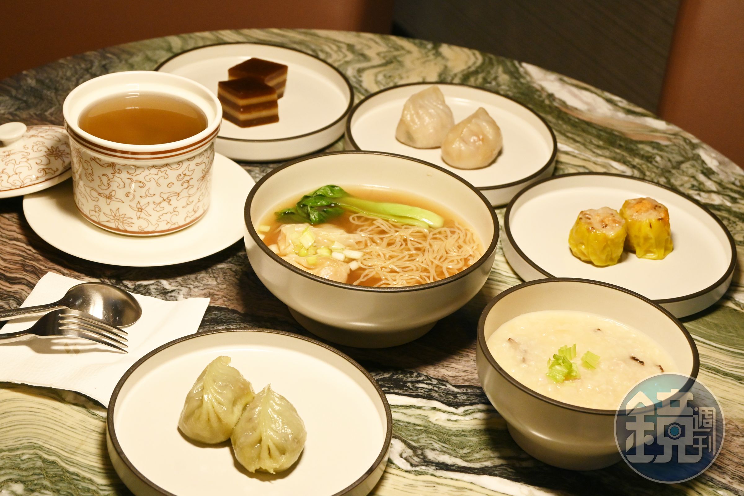 台中貴賓室提供「頂粵吉品」與「台中日月千禧酒店」所設計的專屬美饌。