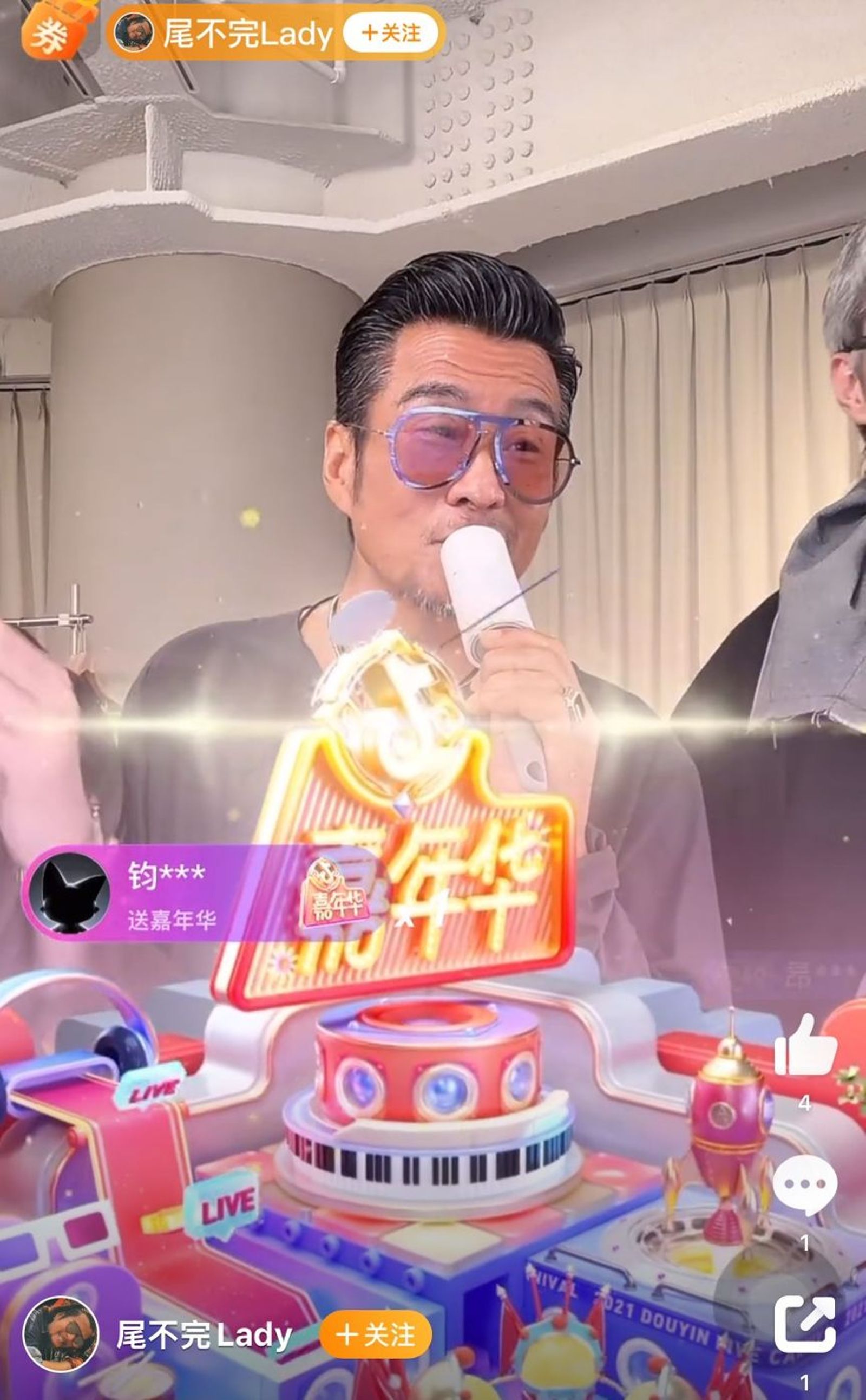 孫興在深圳時常參與直播炒熱氣氛。(翻攝Tiktok)