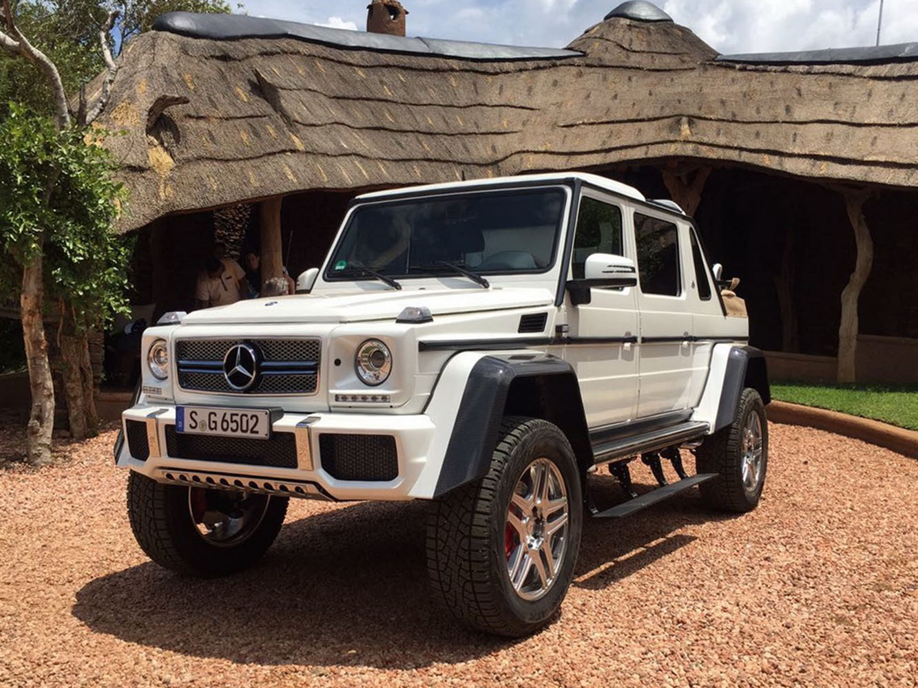 2017 年限量推出99 台的 G-Class Maybach G650 Landaulet 堪稱「G-Class 敞篷巔峰」，以 G63 4x4² 為基礎打造，搭載 6.0 升 V12 雙渦輪增壓汽油引擎，成為Mercedes-Maybach 最具話題性的作品之一。