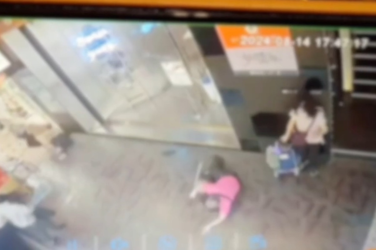 3名行人被衝上人行道的轎車撞飛，導致1死3傷。（翻攝畫面）
