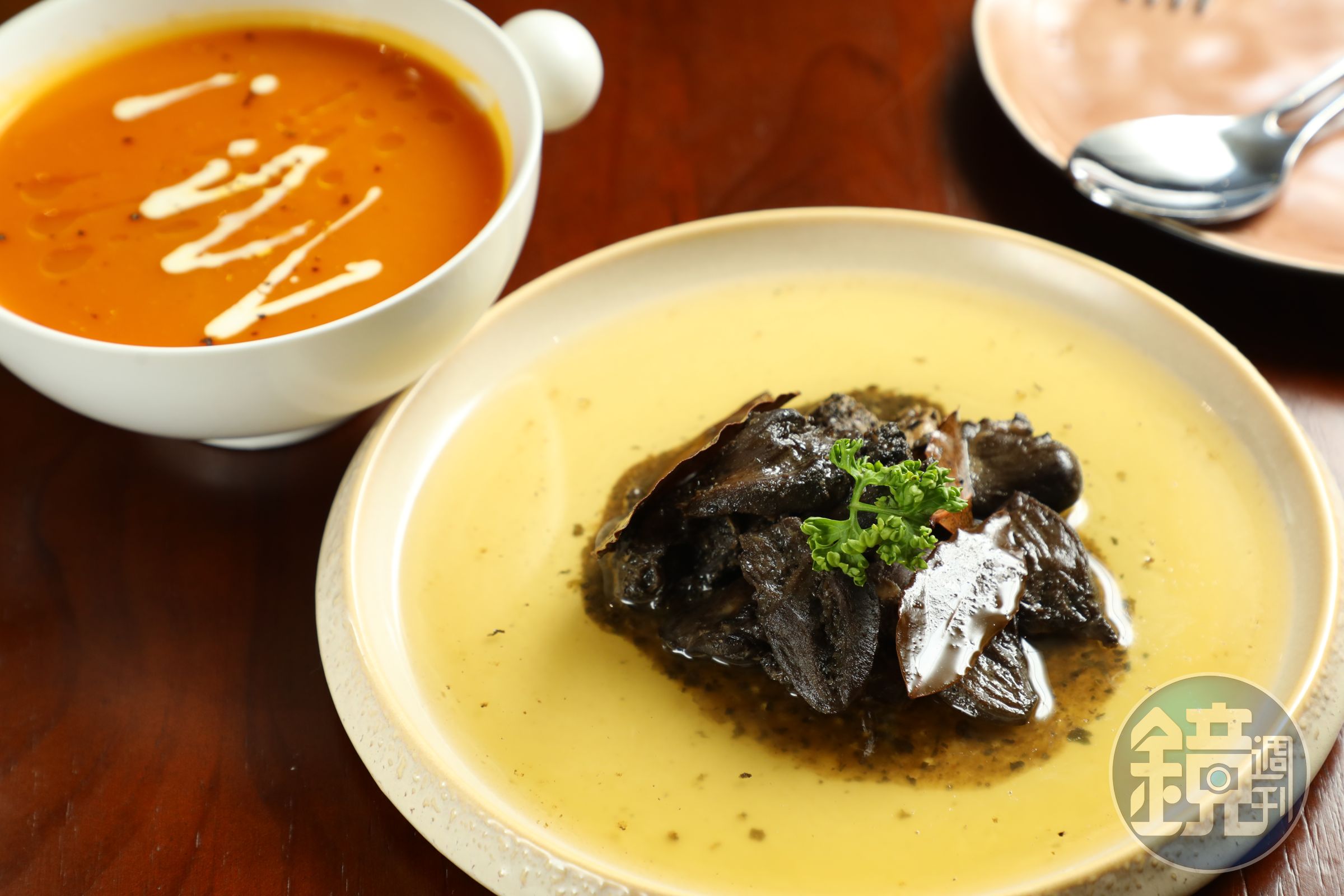 「以慢火油封，加入滿滿香料的「油封鴨心」，單吃香嫩，也能搭配口袋餅一起享用。（360元／份）