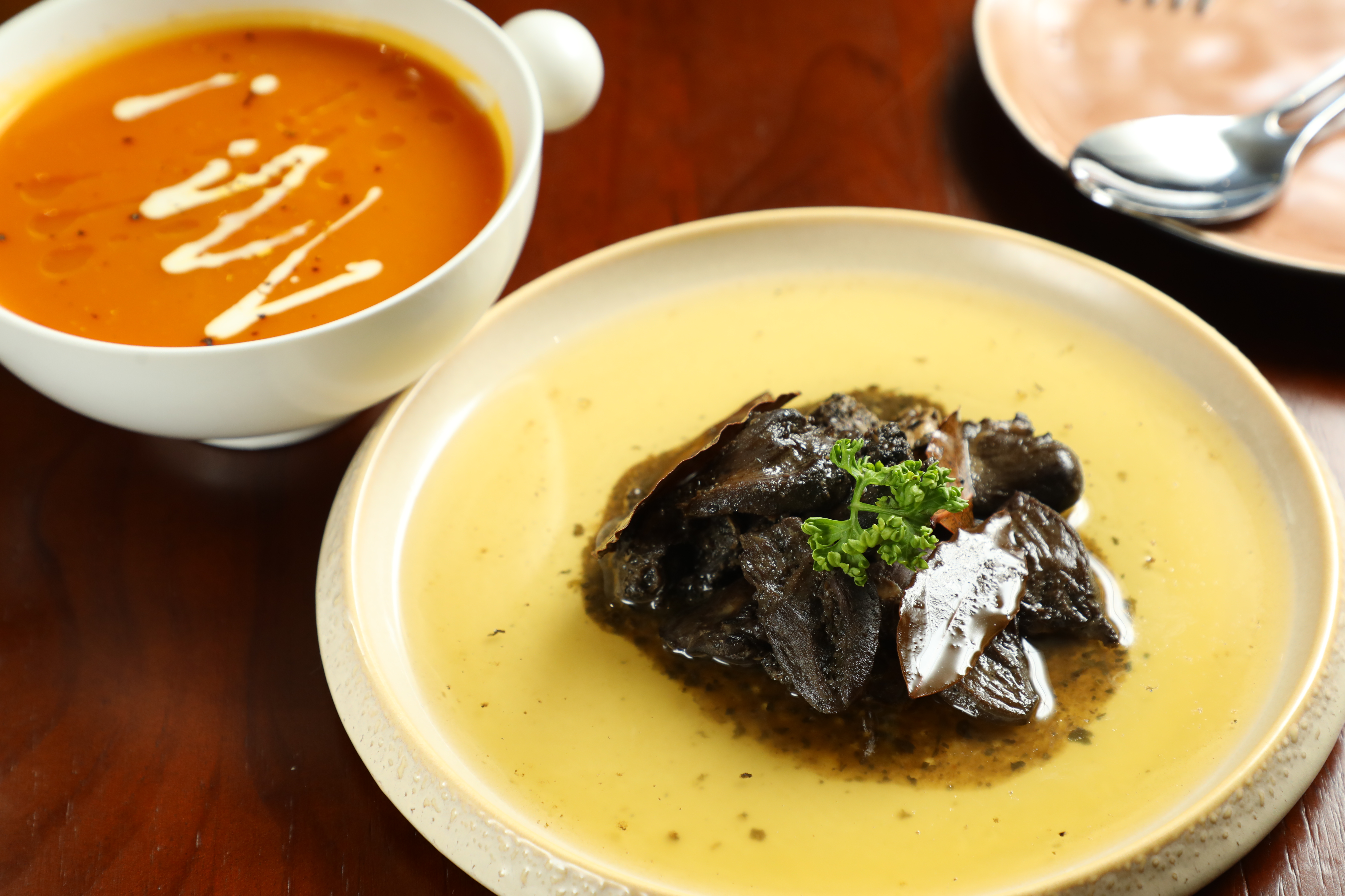 「以慢火油封，加入滿滿香料的「油封鴨心」，單吃香嫩，也能搭配口袋餅一起享用。（360元／份）