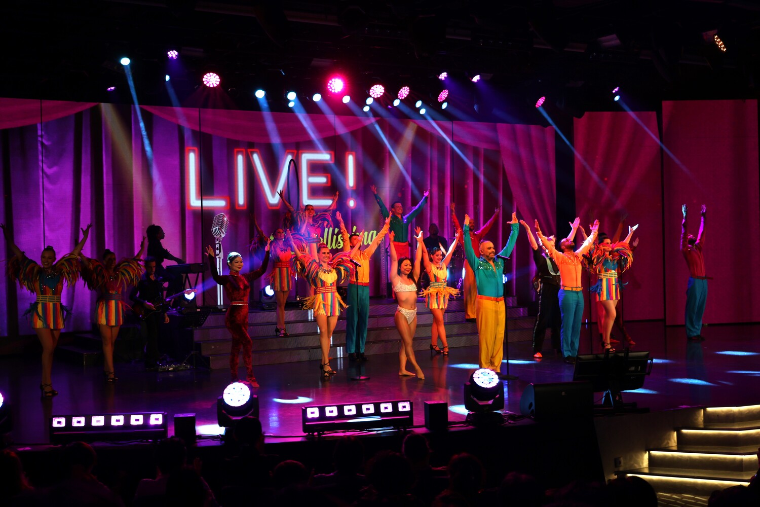 每晚在「榮耀號」劇場登場的表演，熱鬧又精彩。