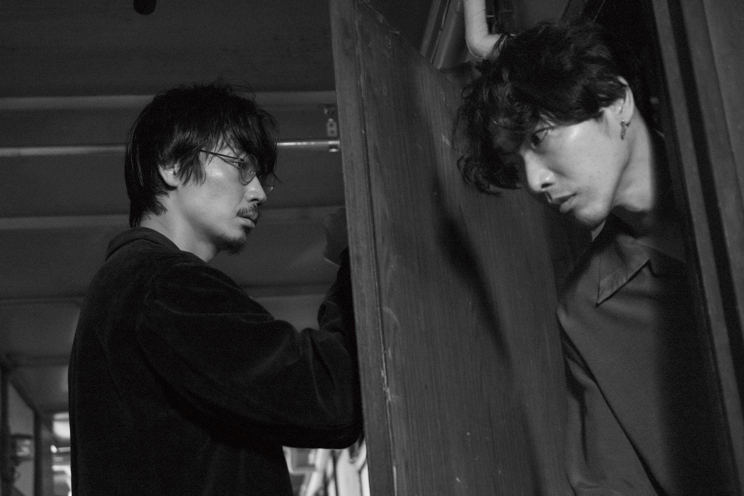 綾野剛(左)與柄本佑過去曾合作過兩部作品,但在荒井晴彥新作《花腐》中首度有大量互動。(中影提供)