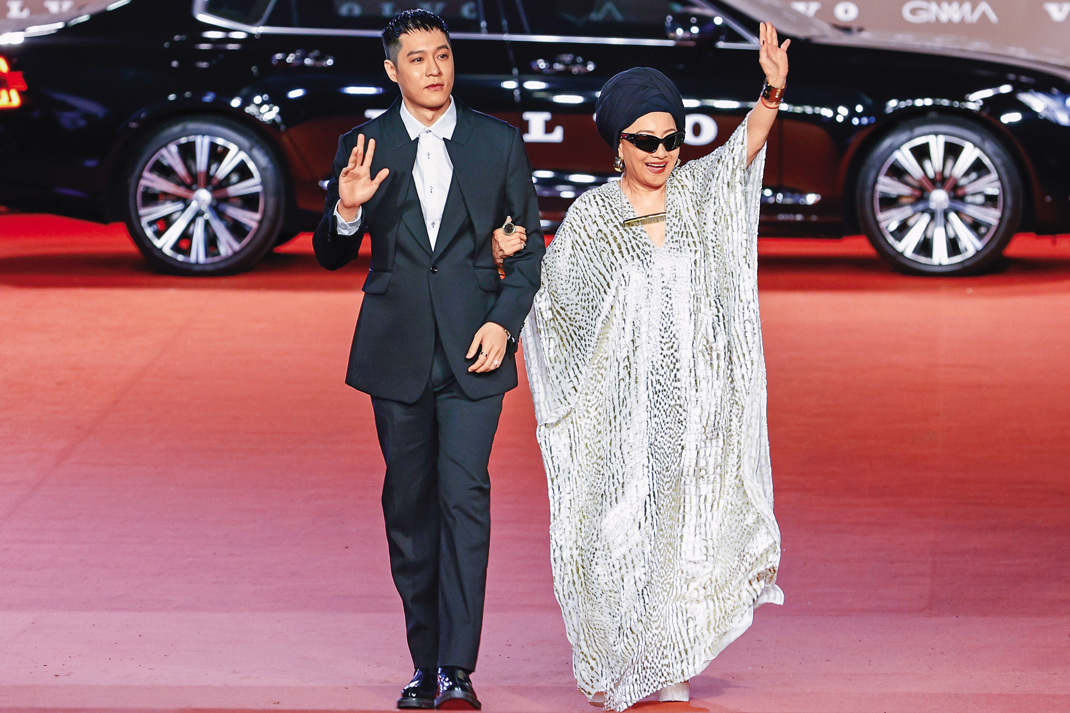 周湯豪（左）、比莉（右）公私綁在一起，也是星媽與星二代的成功組合。圖為母子在第34屆金曲獎走紅毯的模樣。（台視提供）