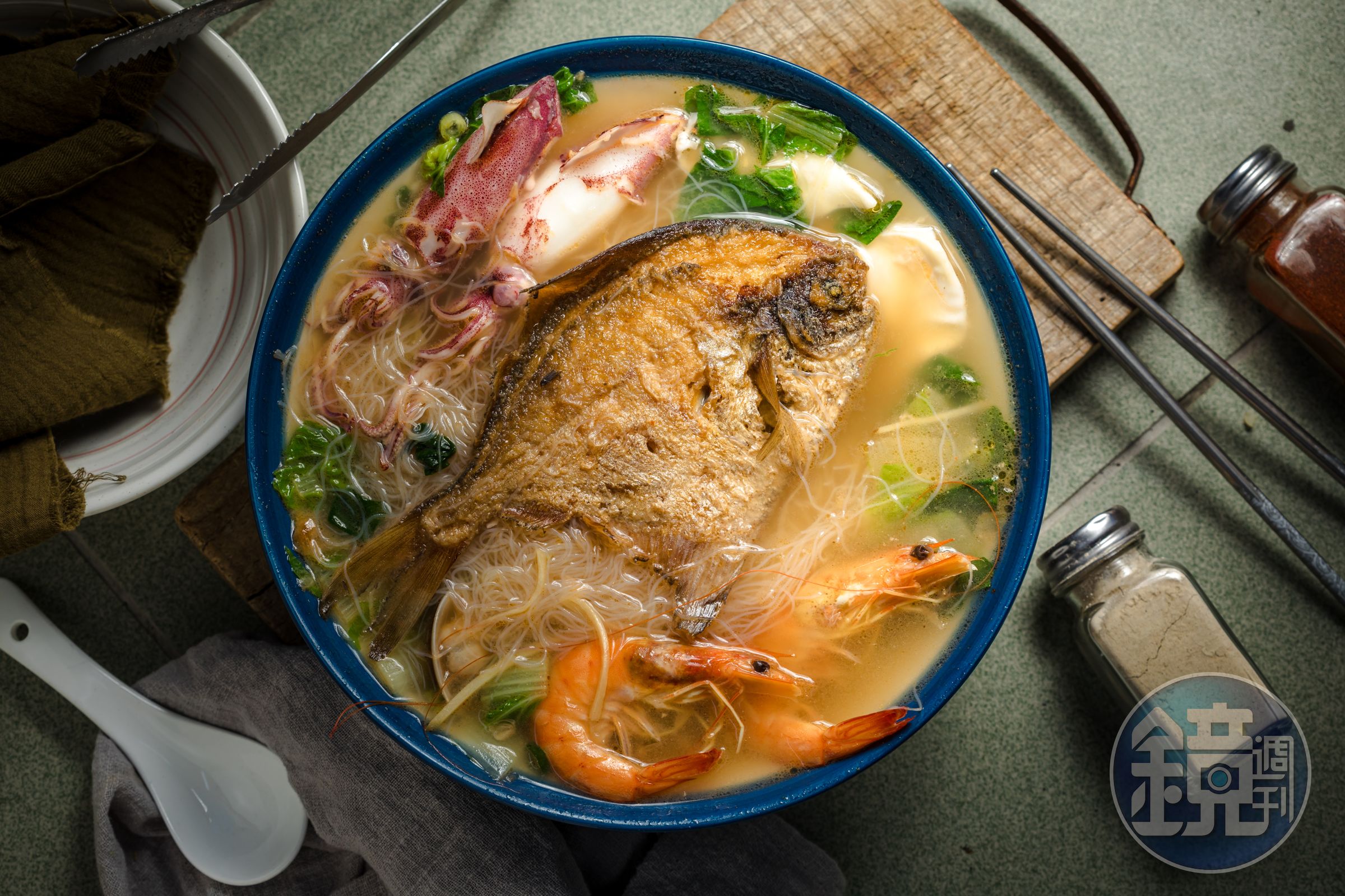瓜瓜樂的「白鯧米粉」端上桌立刻成為美食街焦點,整尾白鯧霸氣登場。(280元/份)