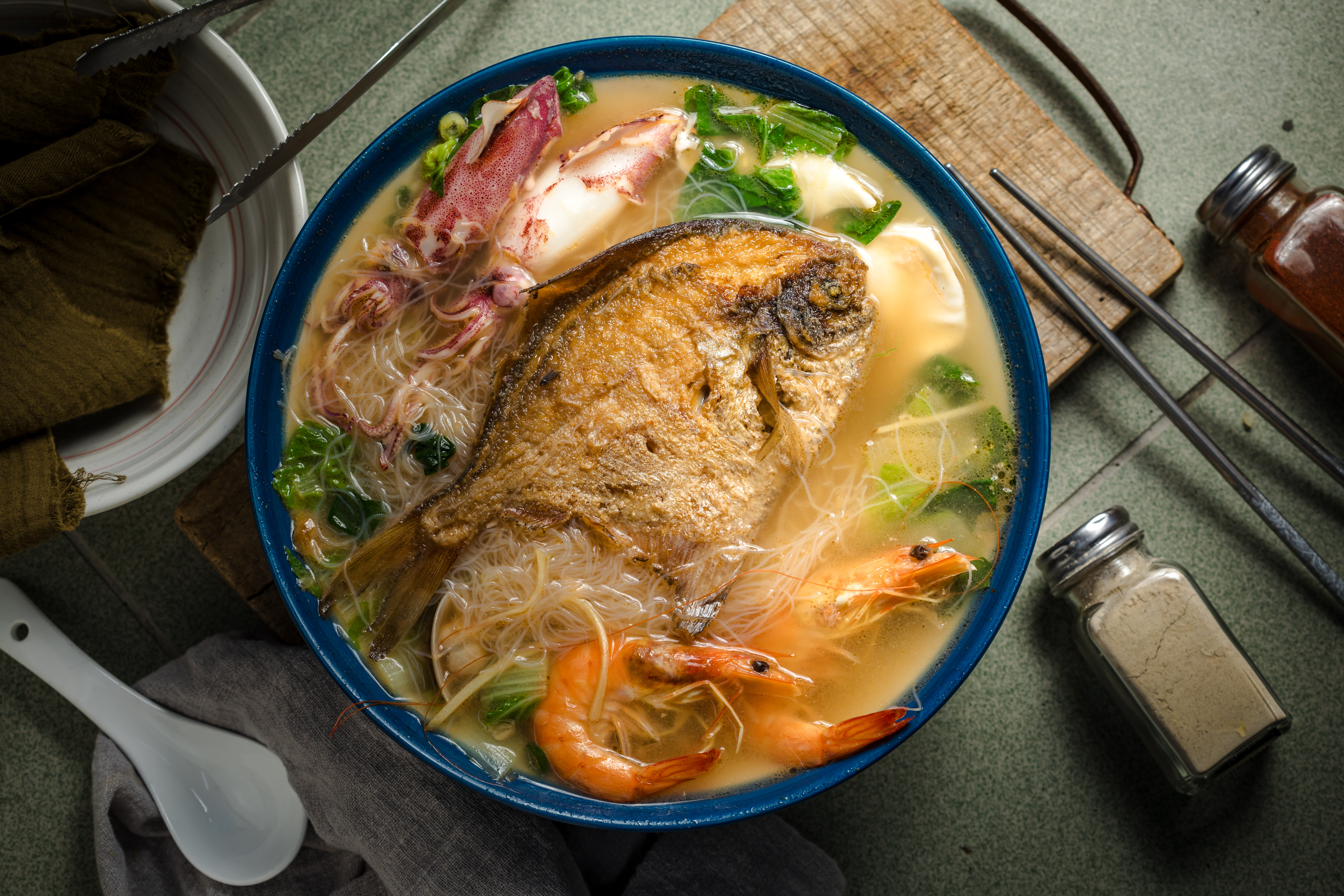 瓜瓜樂的「白鯧米粉」端上桌立刻成為美食街焦點，整尾白鯧霸氣登場。（280元／份）