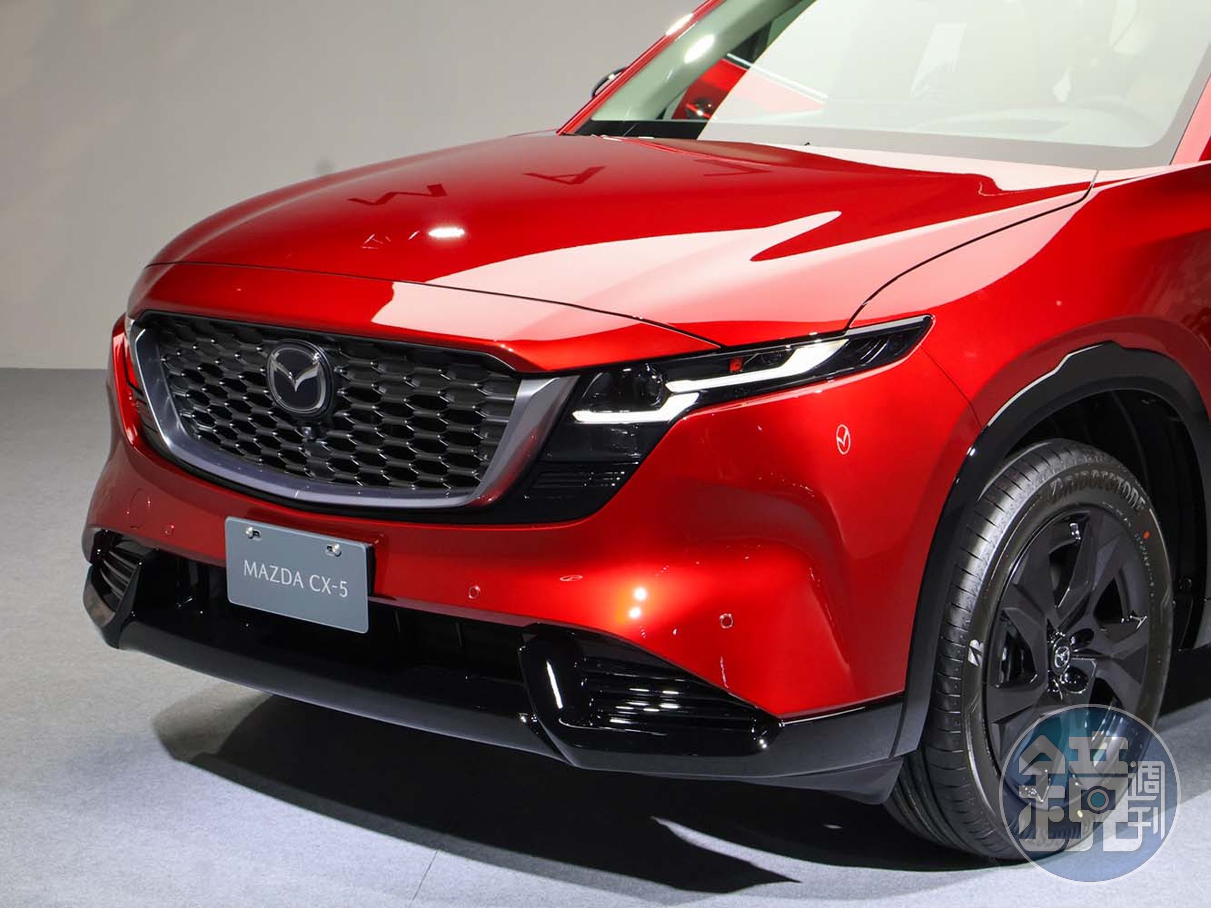 頭燈細節巧妙融入象徵CX-5 的數字「5」徽飾
