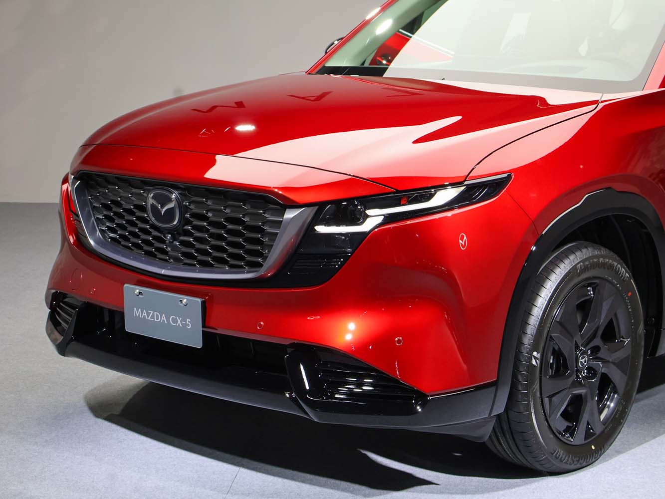 頭燈細節巧妙融入象徵CX-5 的數字「5」徽飾